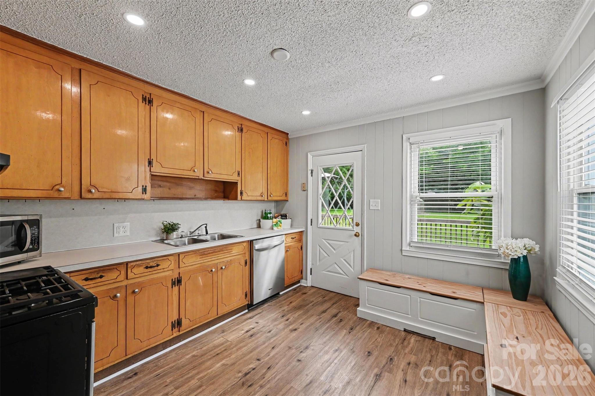 1599 Hillcrest Avenue — Lancaster