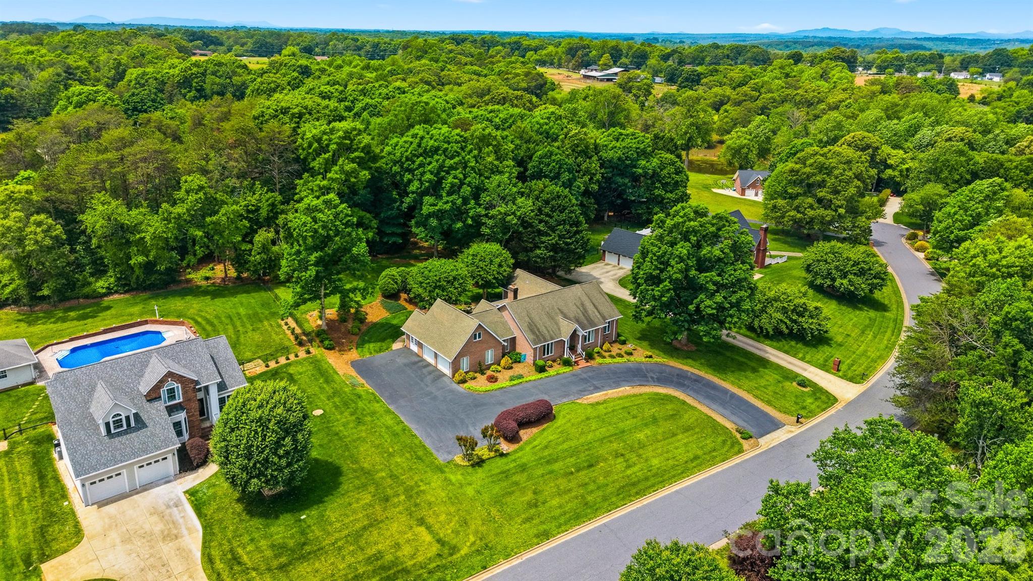 3650 Foxboro Lane NE — Hickory