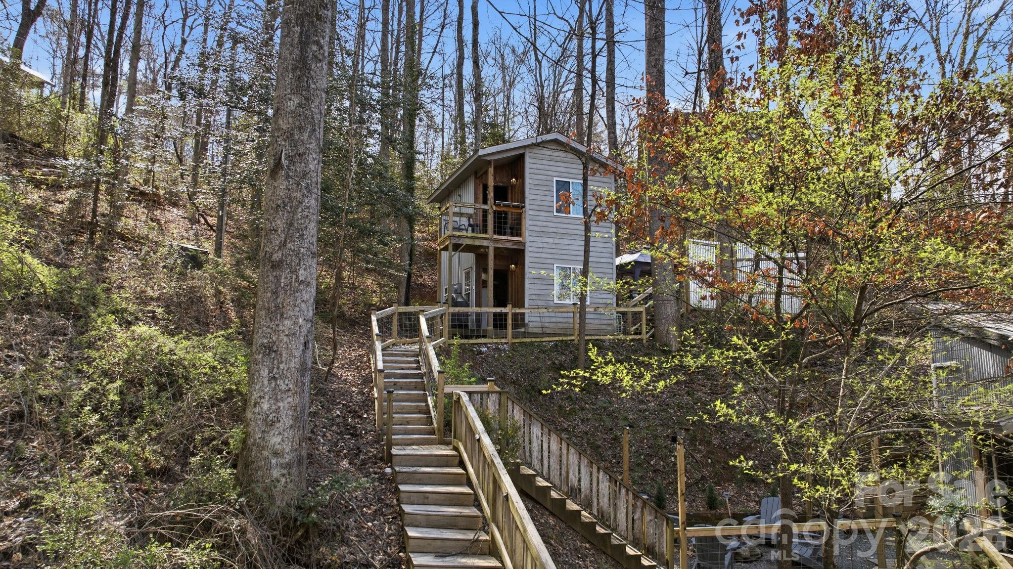 26/30 Yodelers Hollow — Bryson City