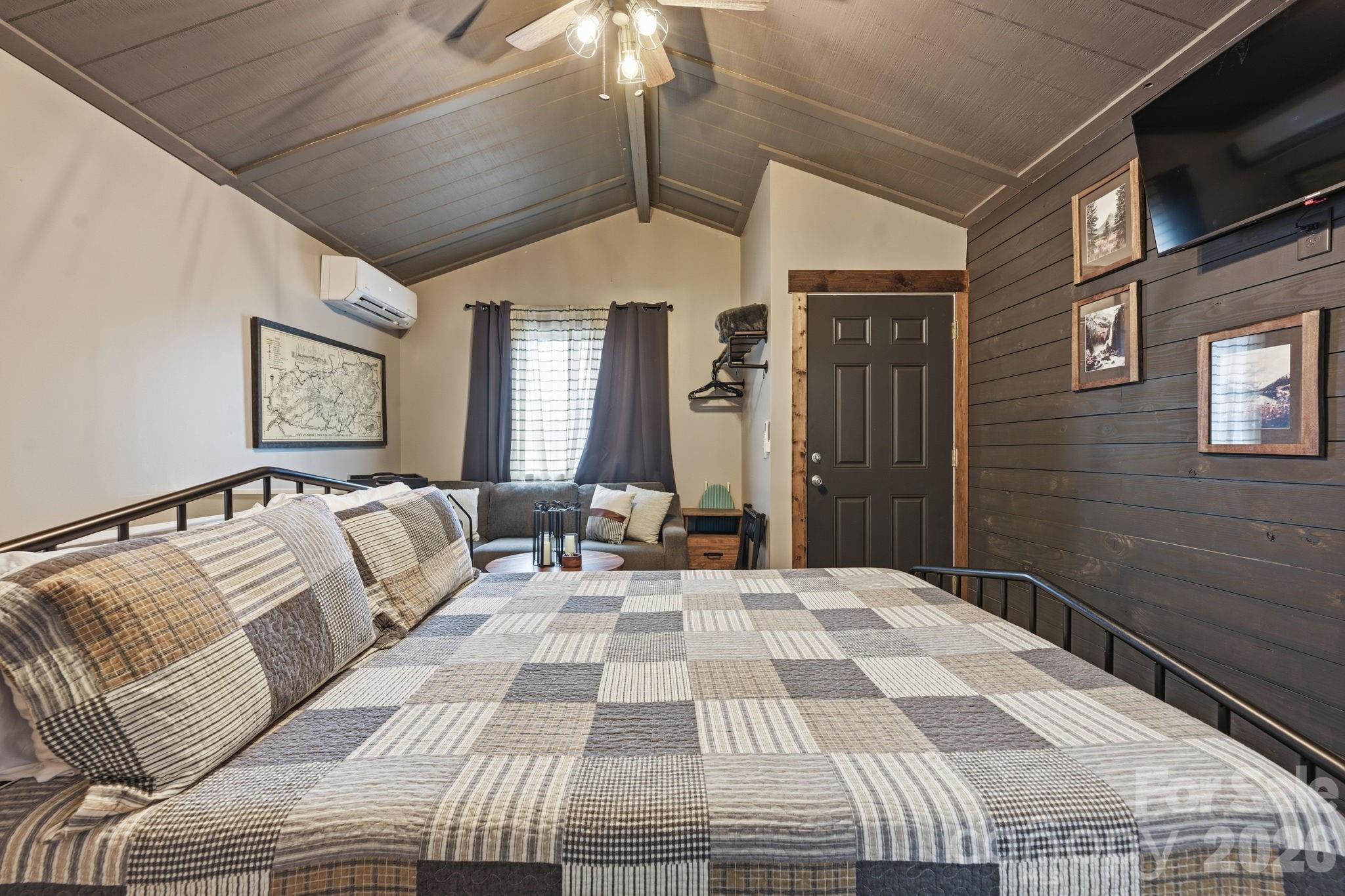 26/30 Yodelers Hollow — Bryson City