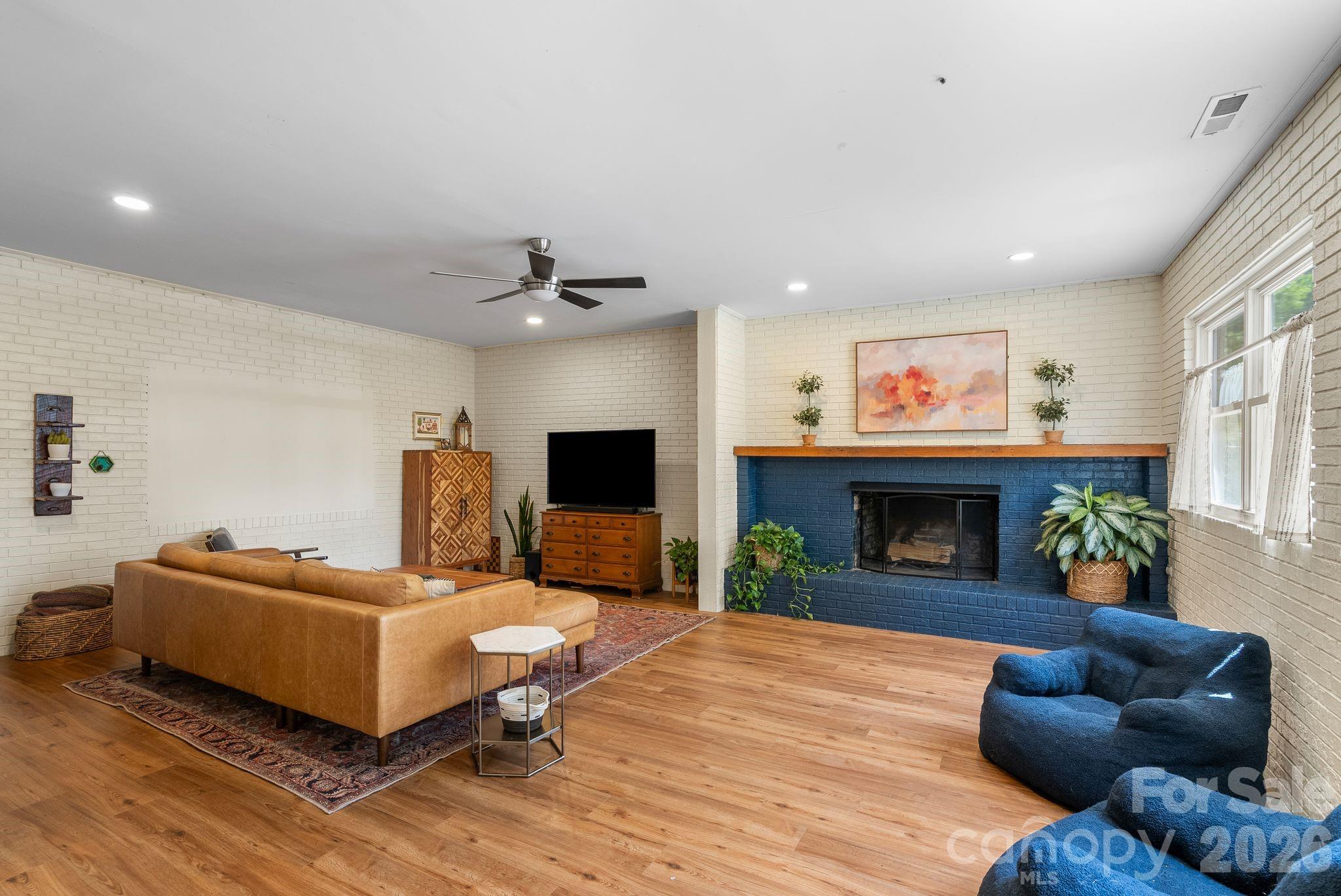 343 Oakview Park Road — Asheville