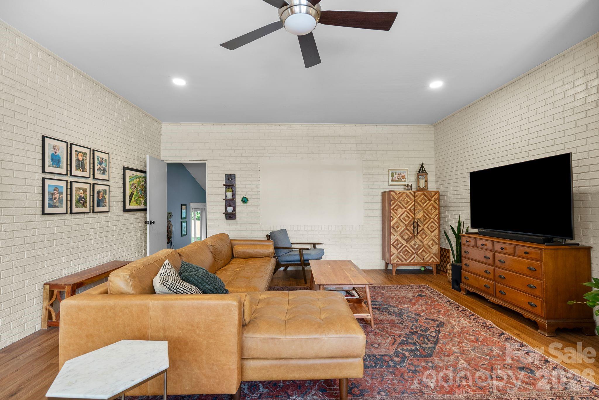 343 Oakview Park Road — Asheville