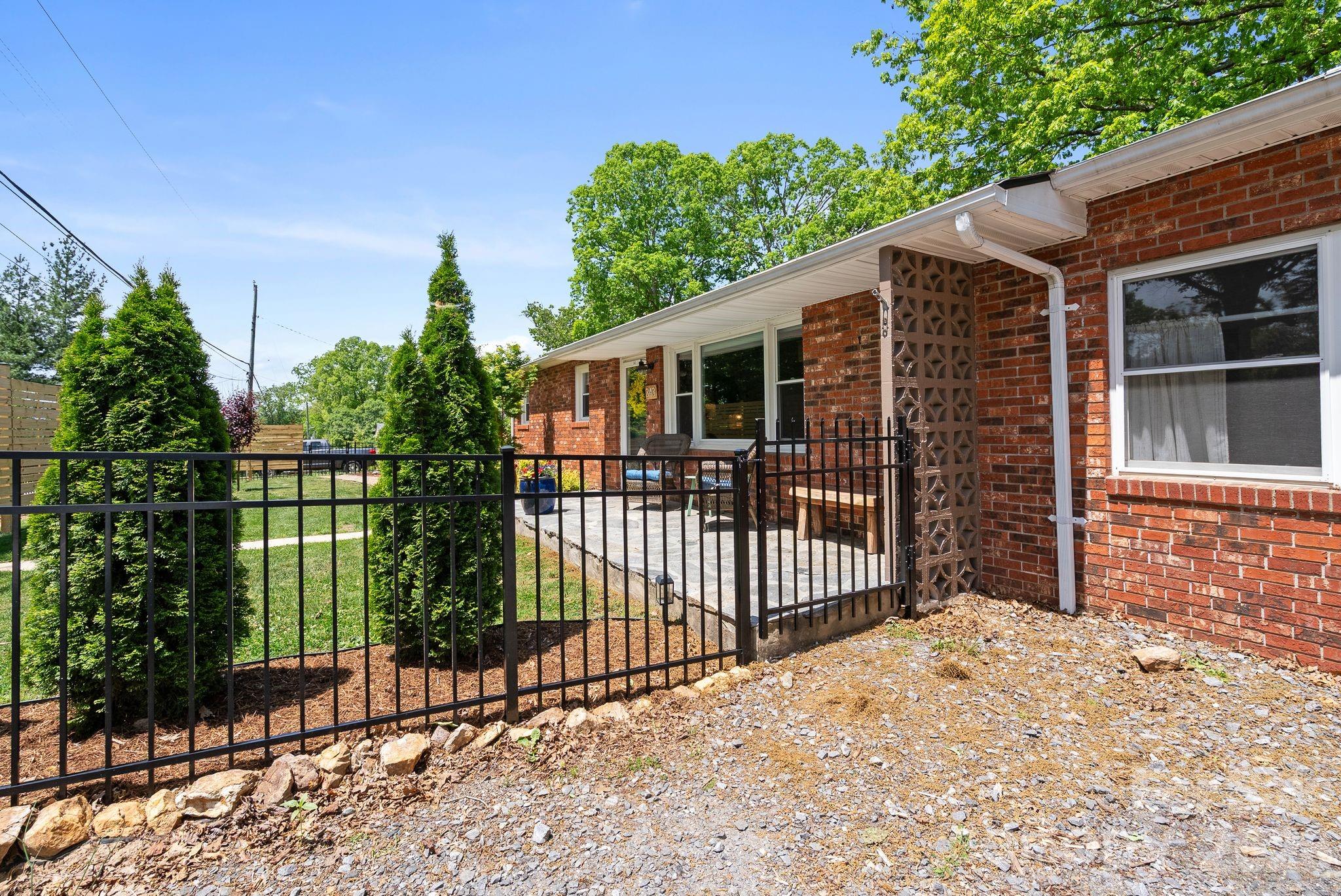 343 Oakview Park Road — Asheville
