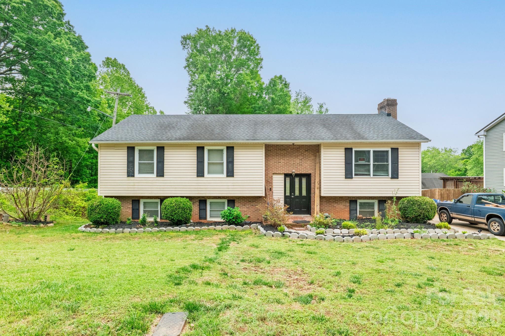 501 Old Farm Road — Statesville