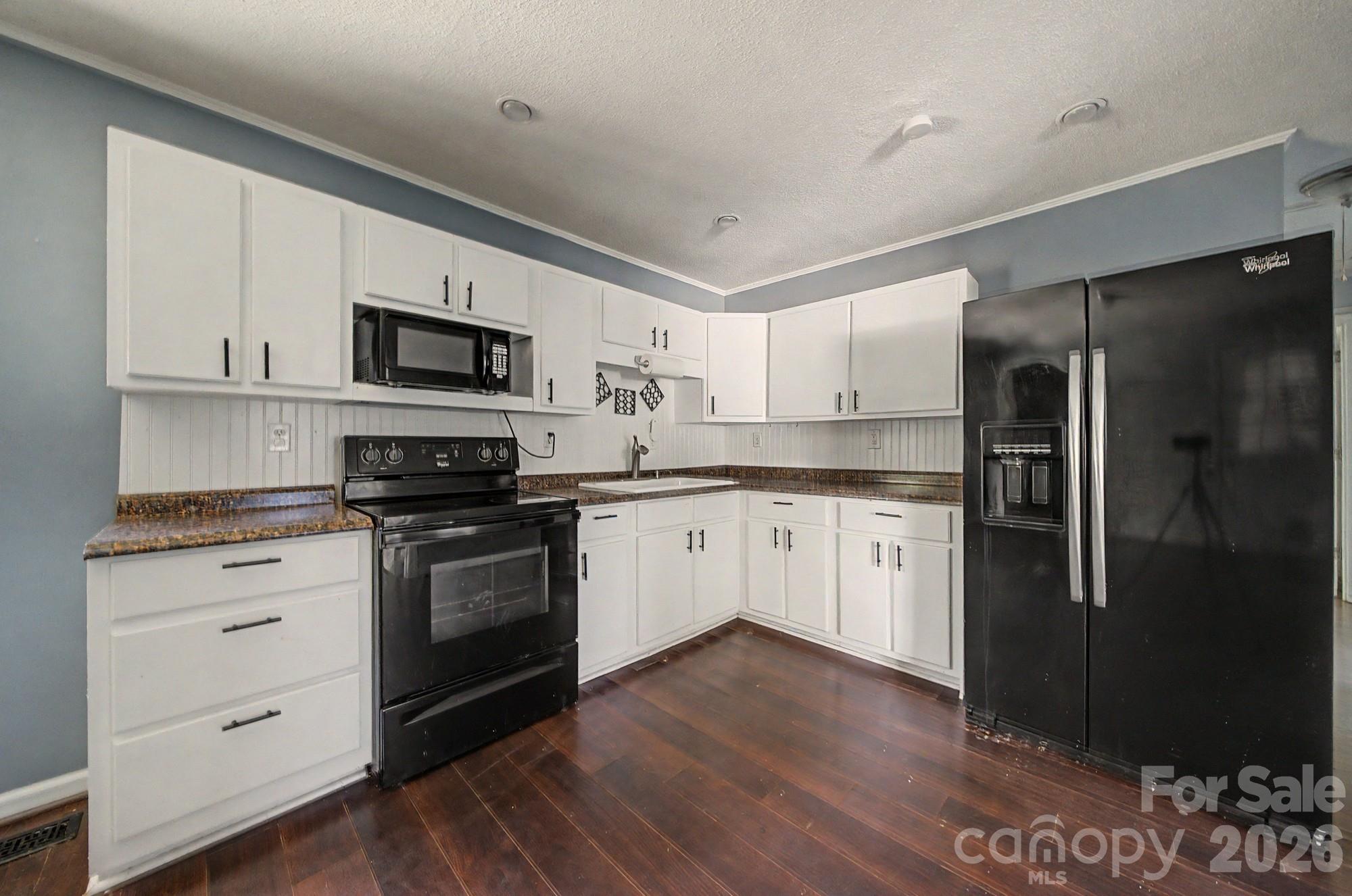 630 Ginger Cake Road — Lancaster