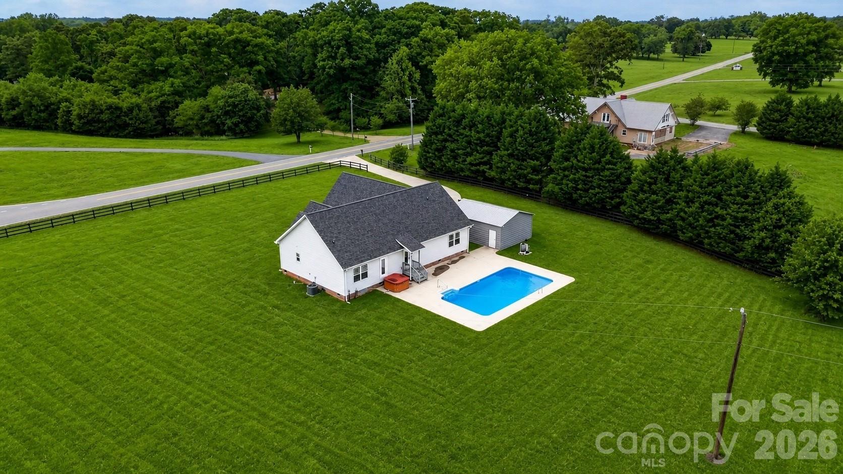 879 Doggett Road — Forest City