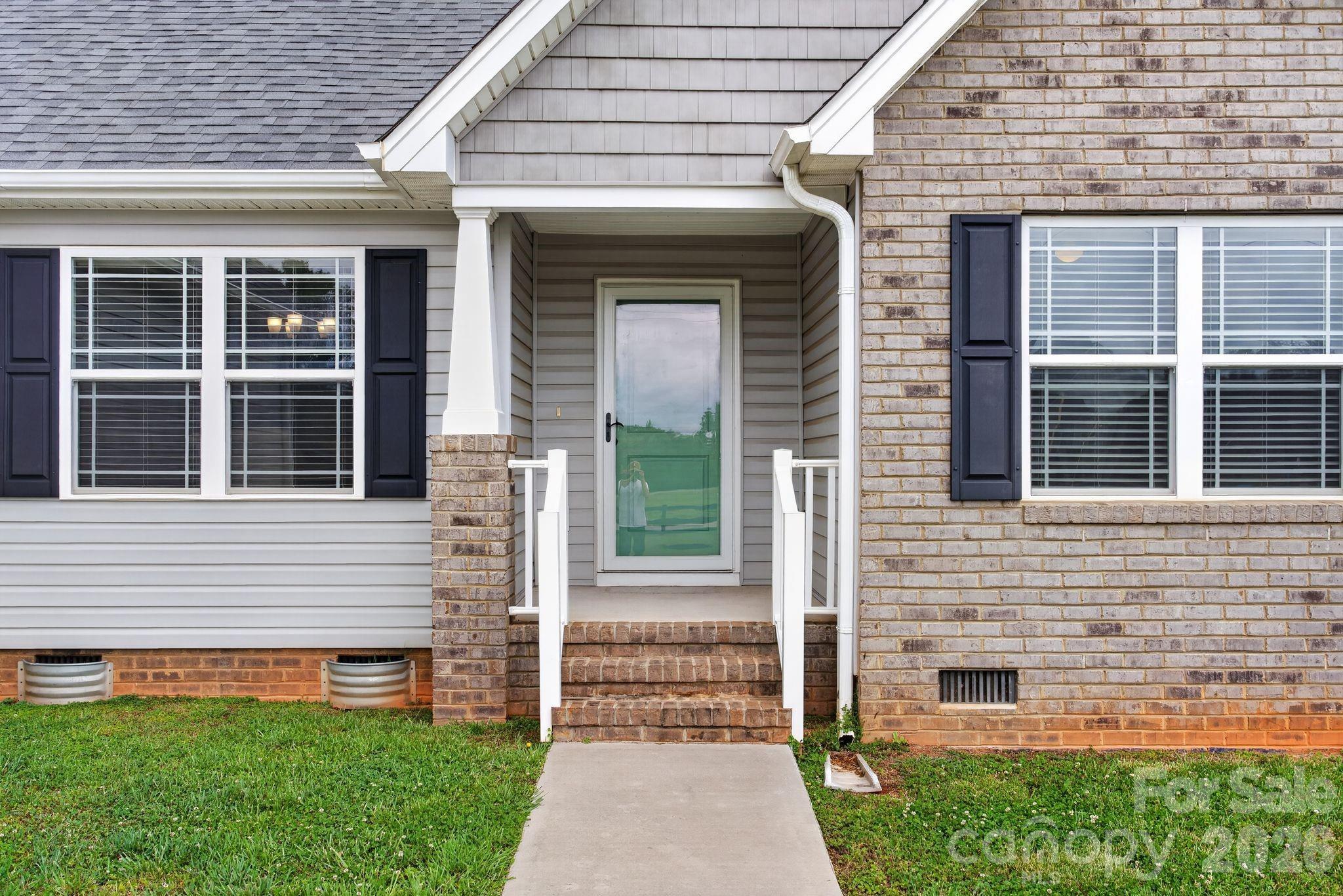 879 Doggett Road — Forest City