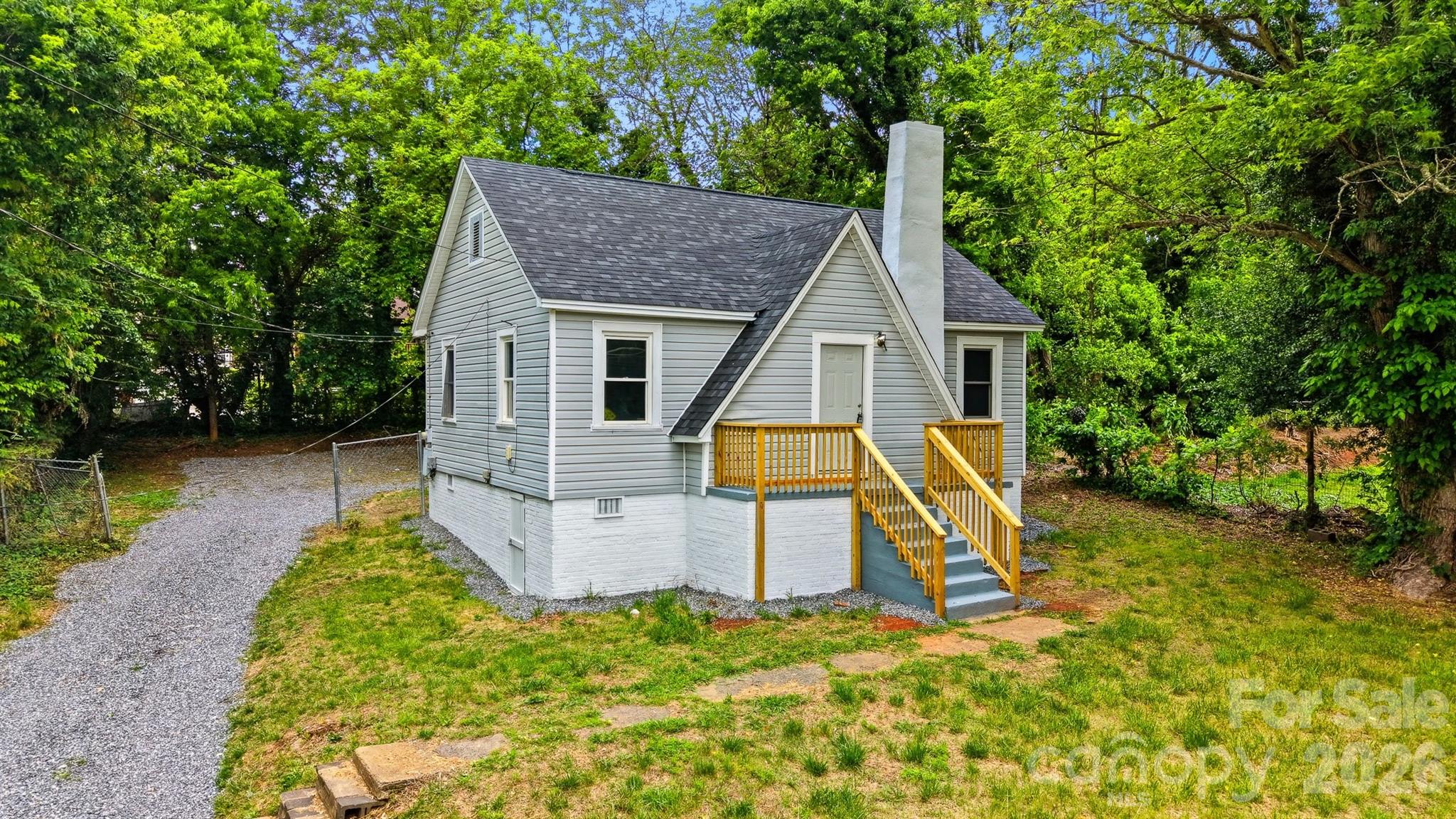 912 S Center Street — Hickory