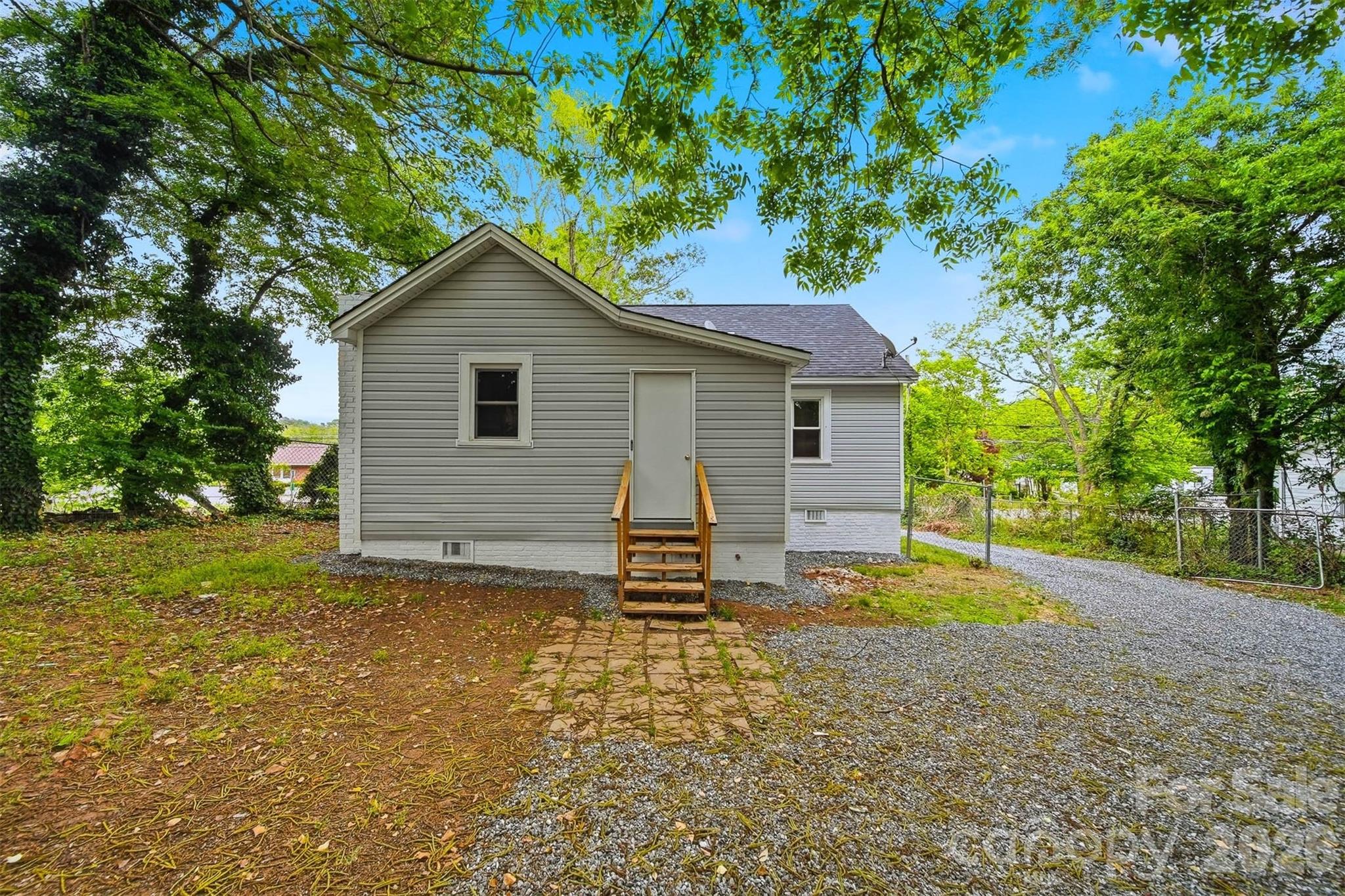 912 S Center Street — Hickory