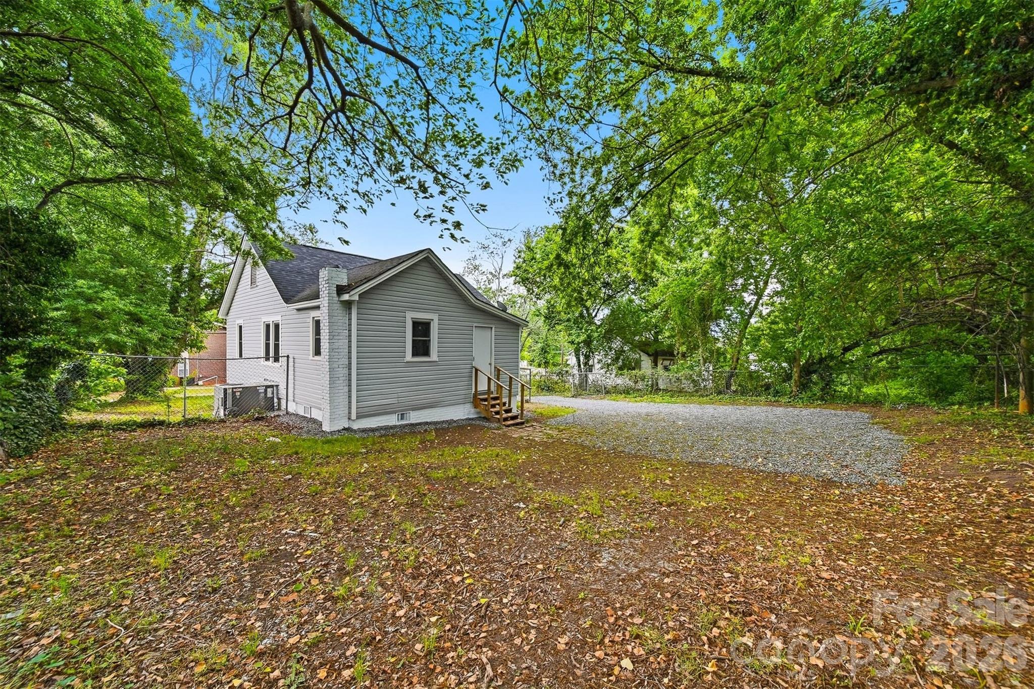 912 S Center Street — Hickory