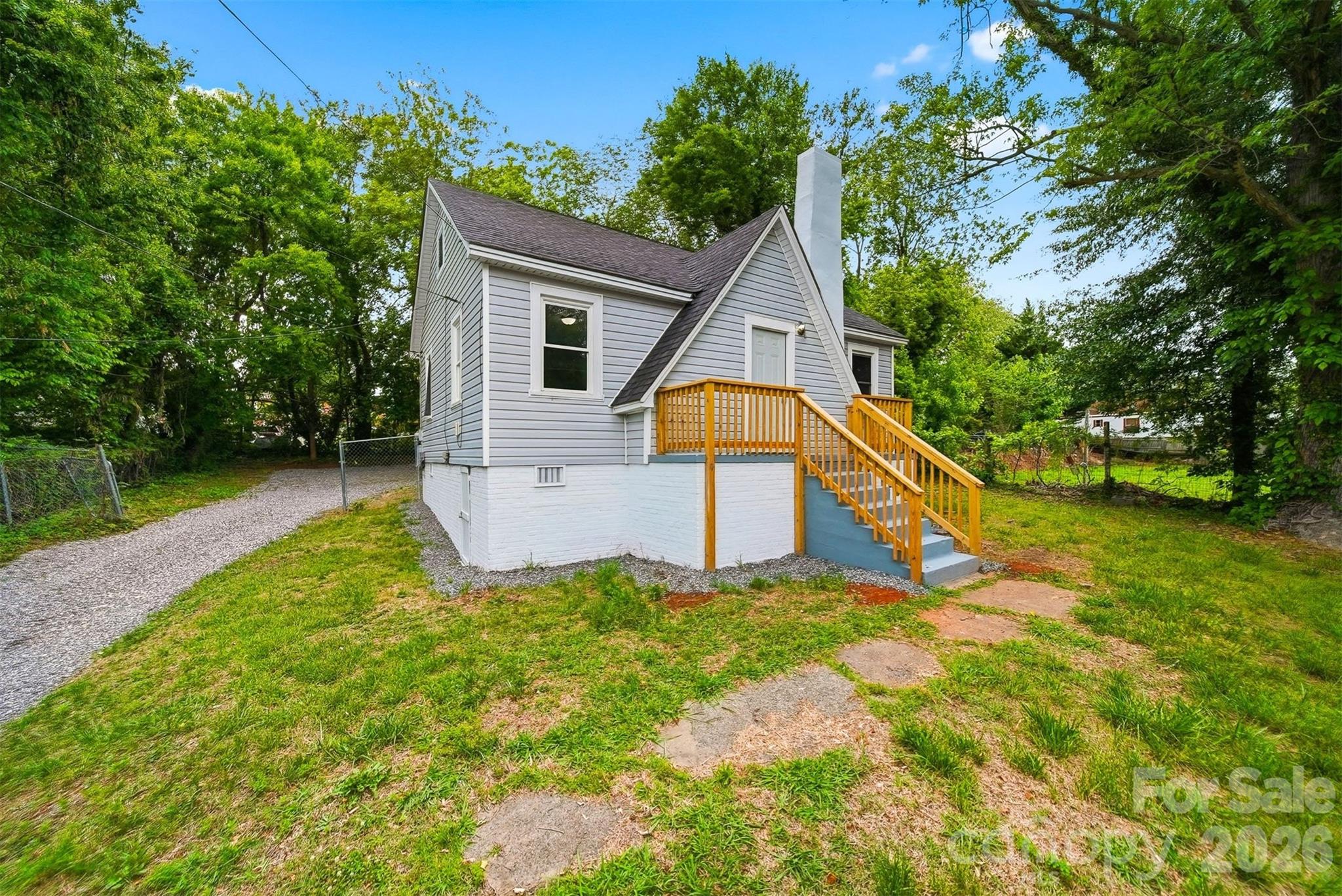 912 S Center Street — Hickory