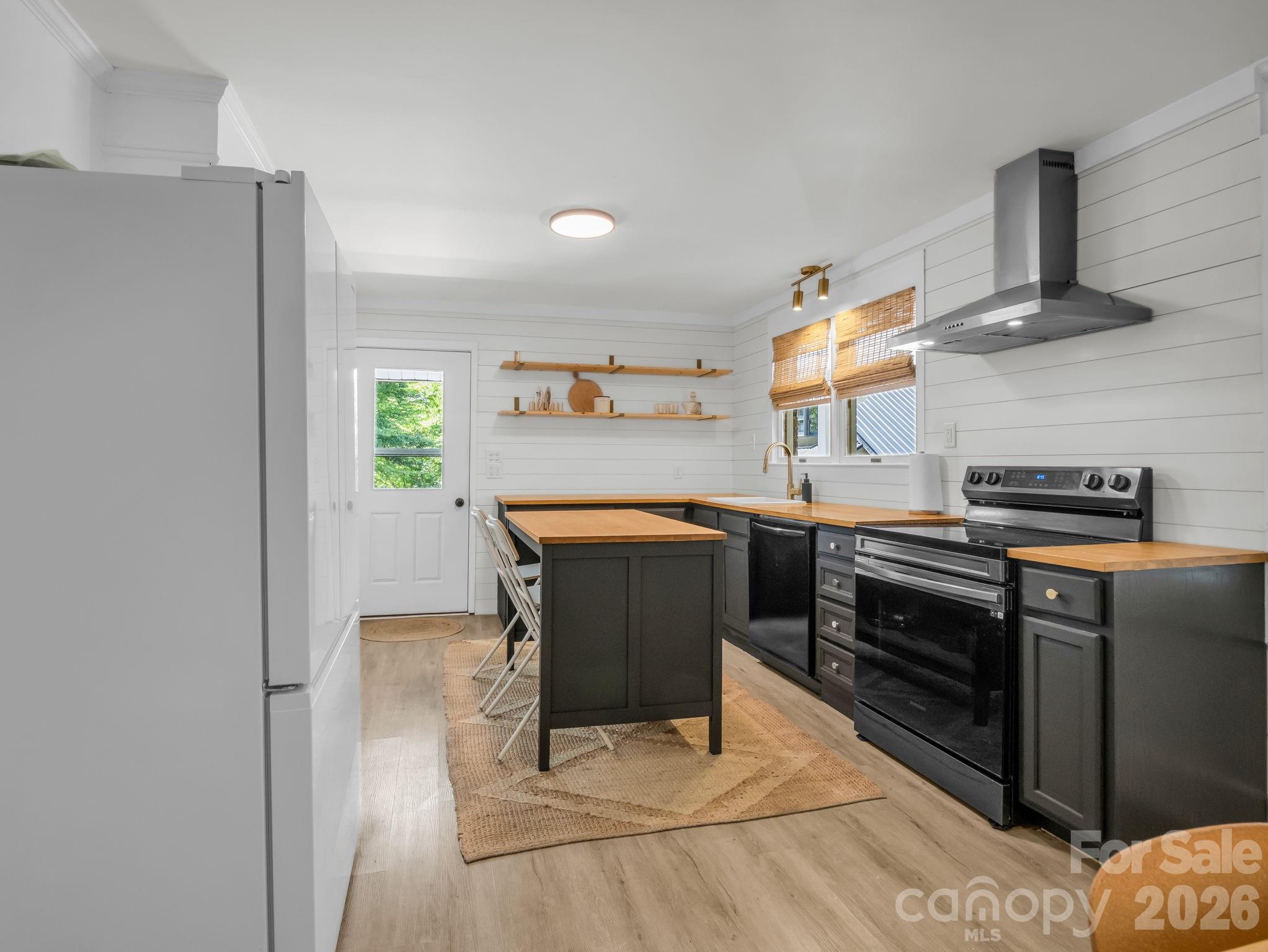 363 Etowah School Road — Hendersonville