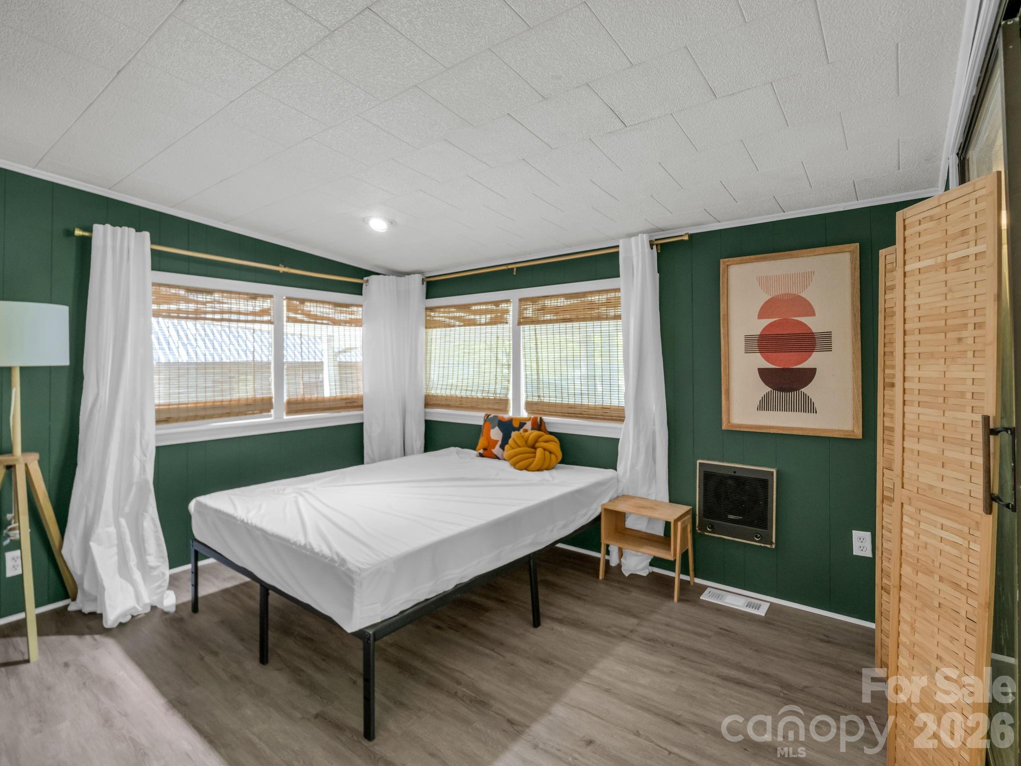 363 Etowah School Road — Hendersonville
