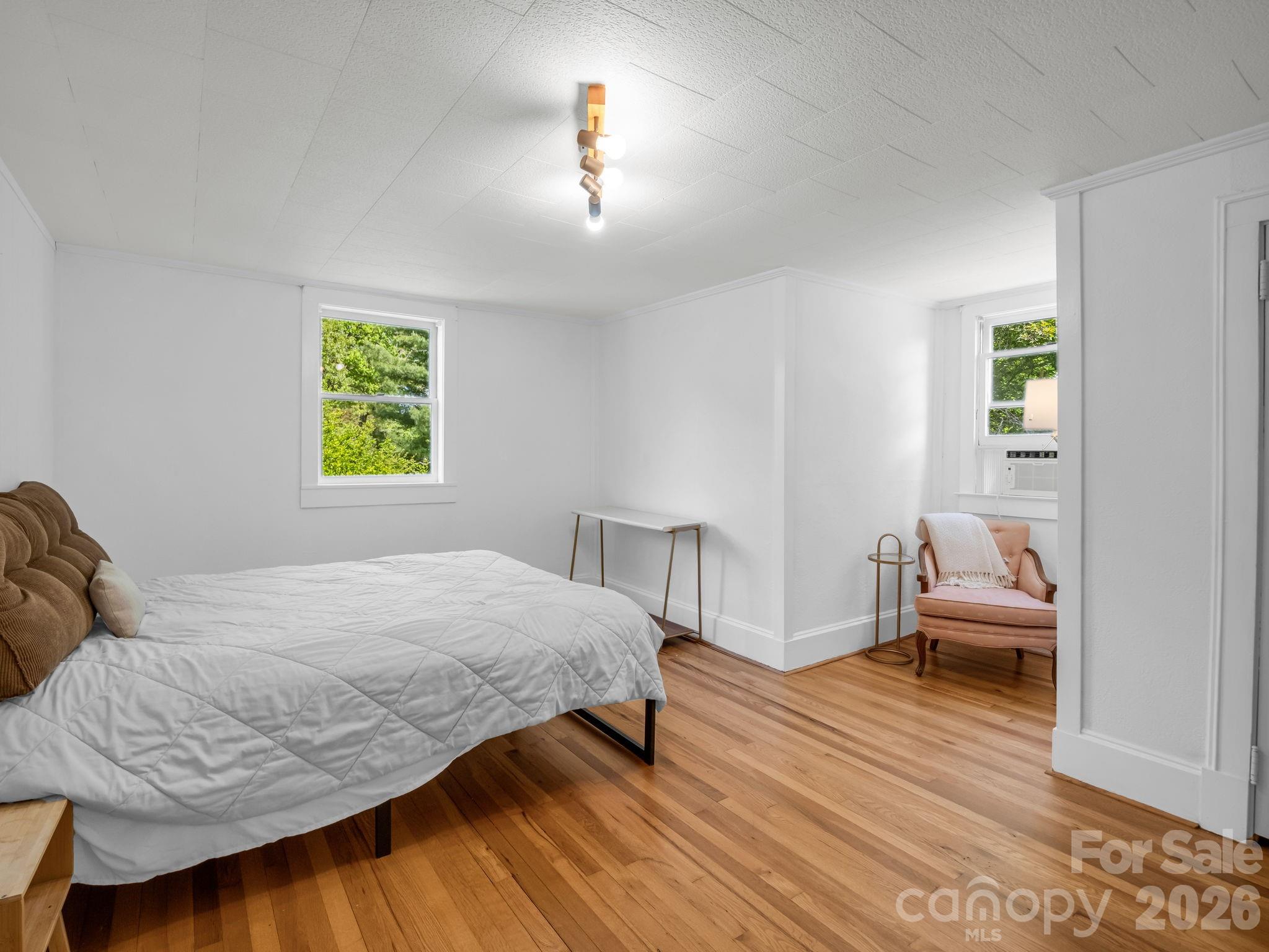 363 Etowah School Road — Hendersonville