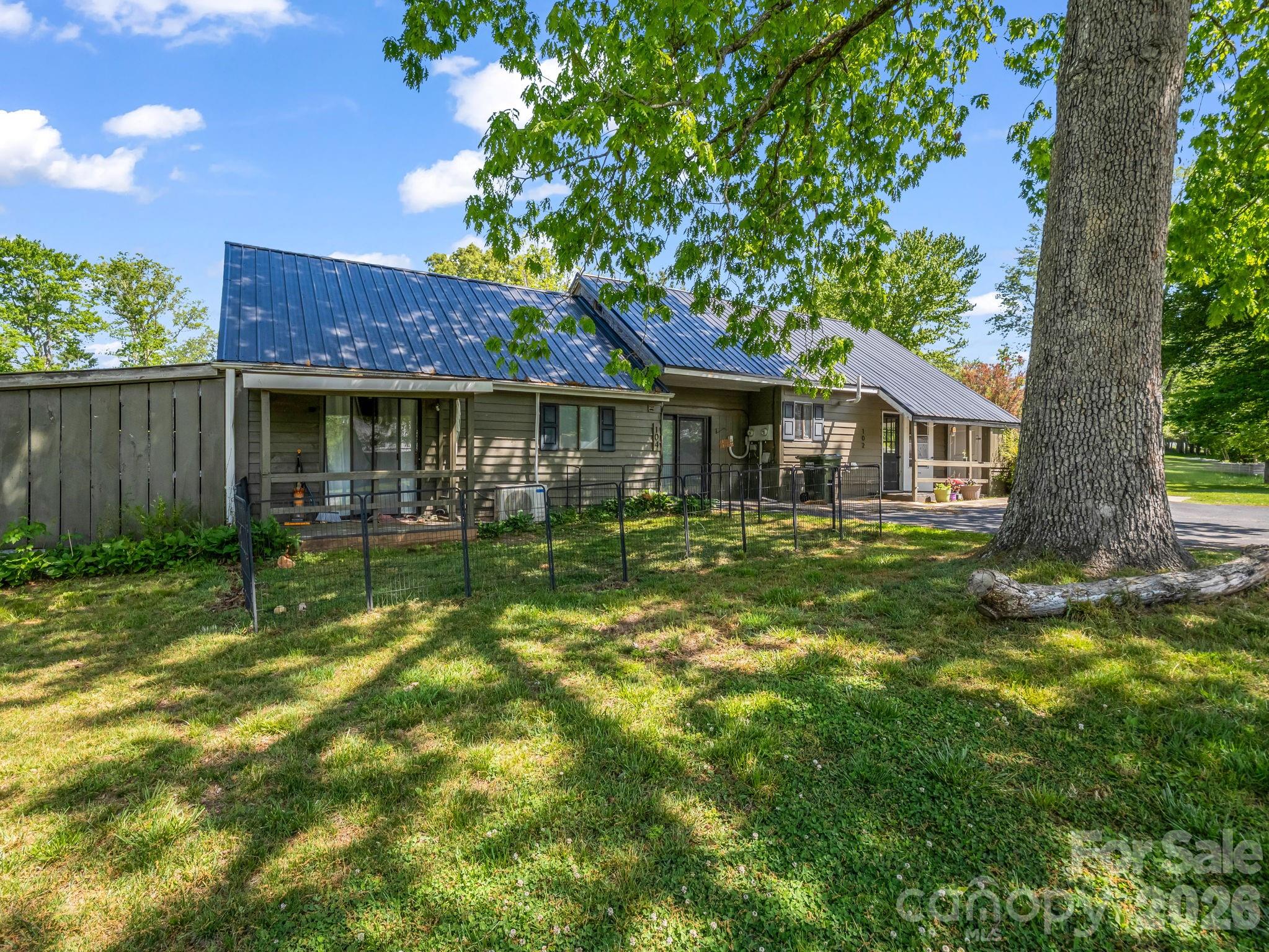363 Etowah School Road — Hendersonville