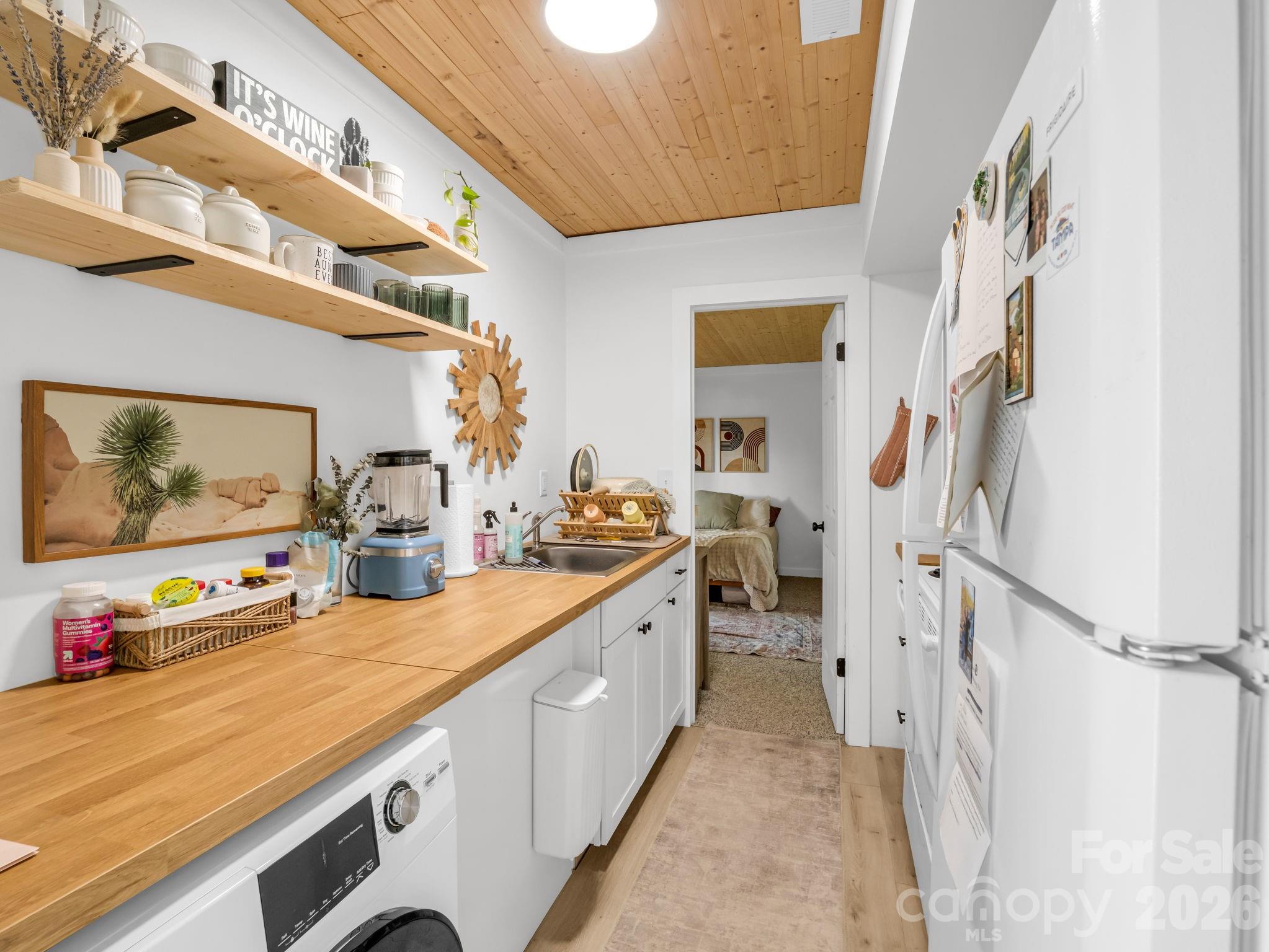 363 Etowah School Road — Hendersonville