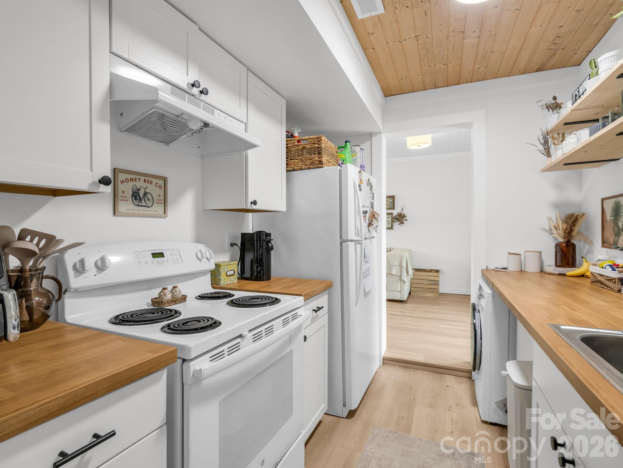 363 Etowah School Road — Hendersonville