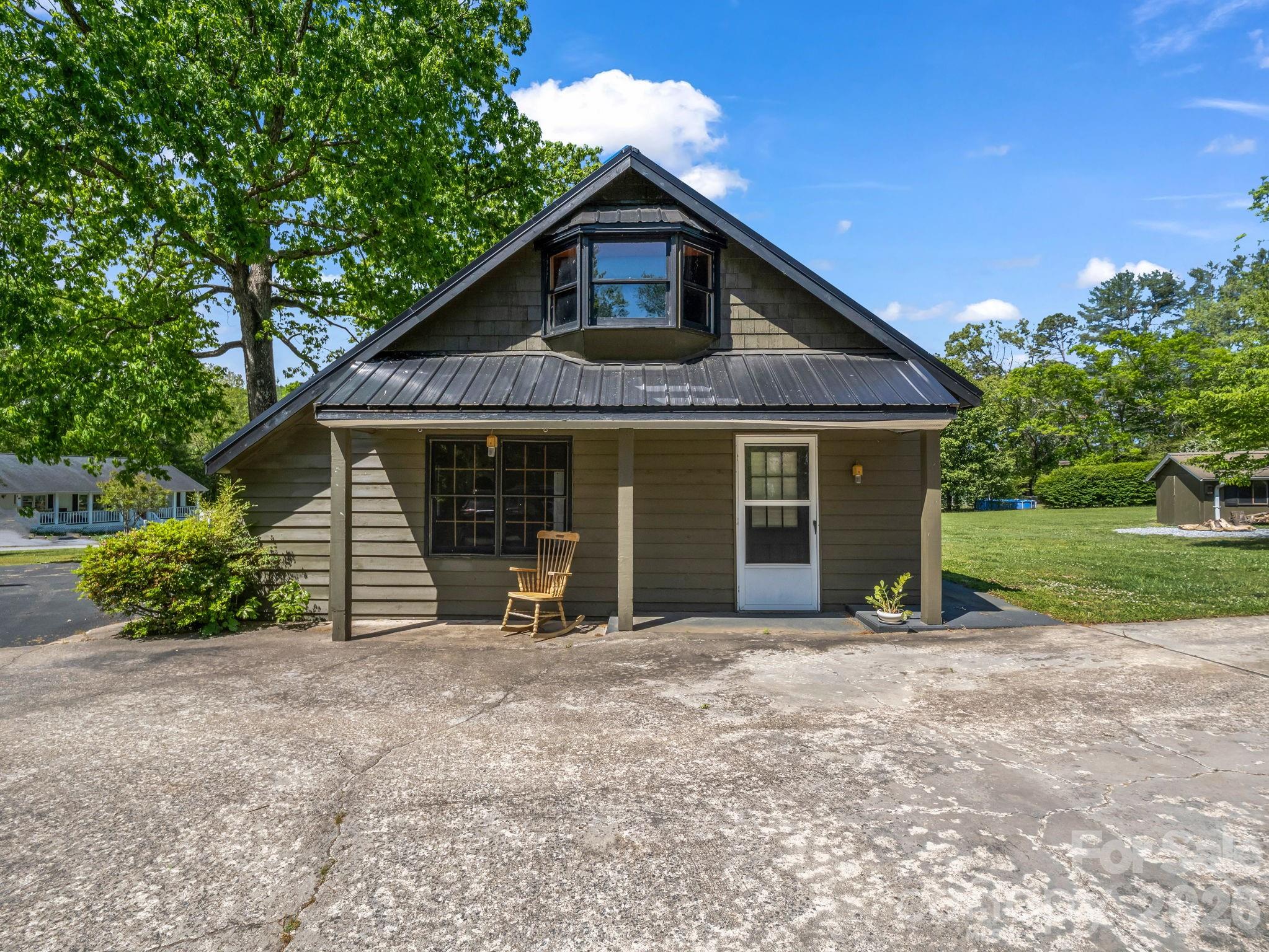 363 Etowah School Road — Hendersonville