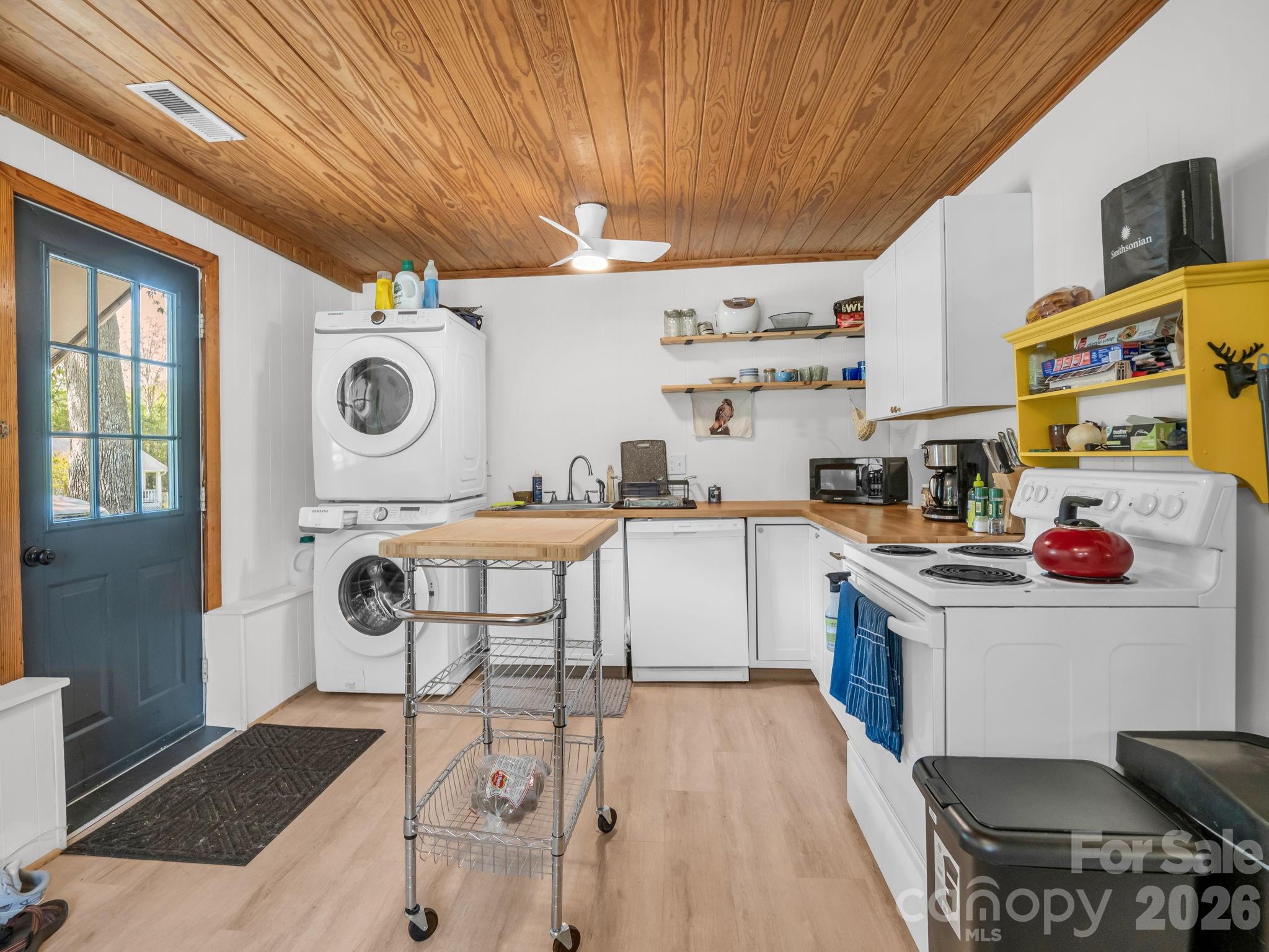 363 Etowah School Road — Hendersonville