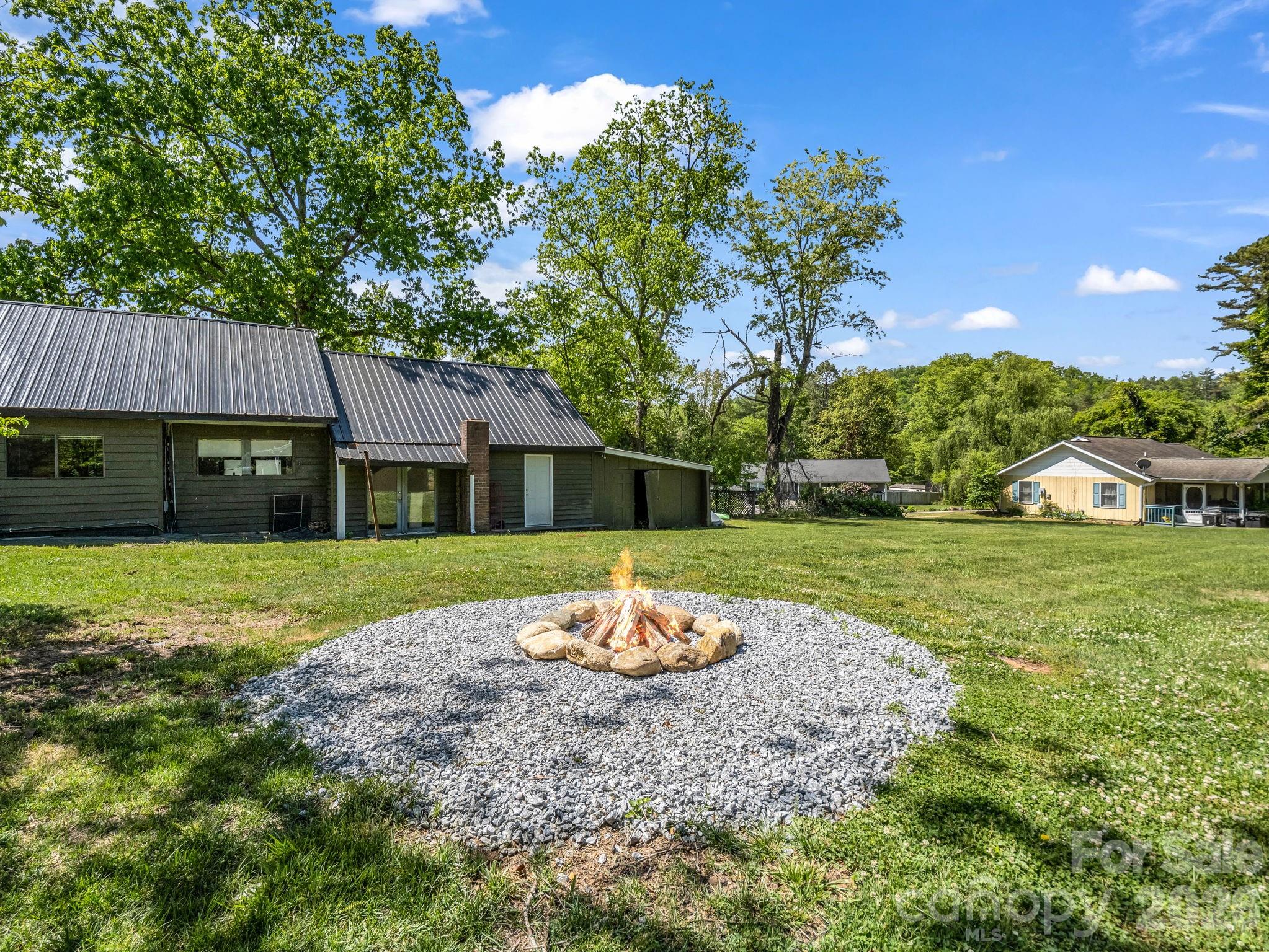 363 Etowah School Road — Hendersonville