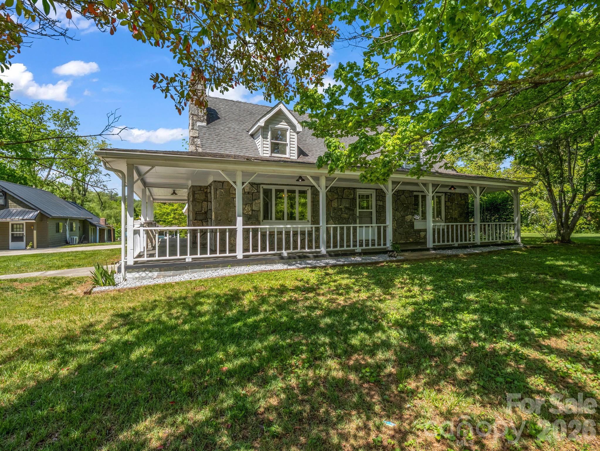 363 Etowah School Road — Hendersonville