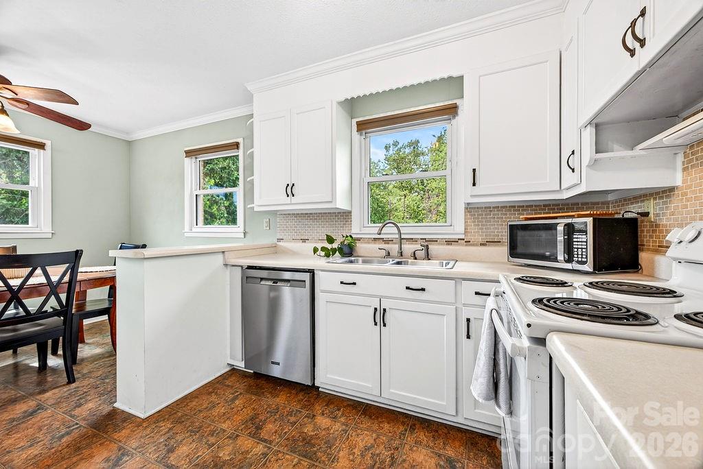 204 Oak Grove Road — East Flat Rock