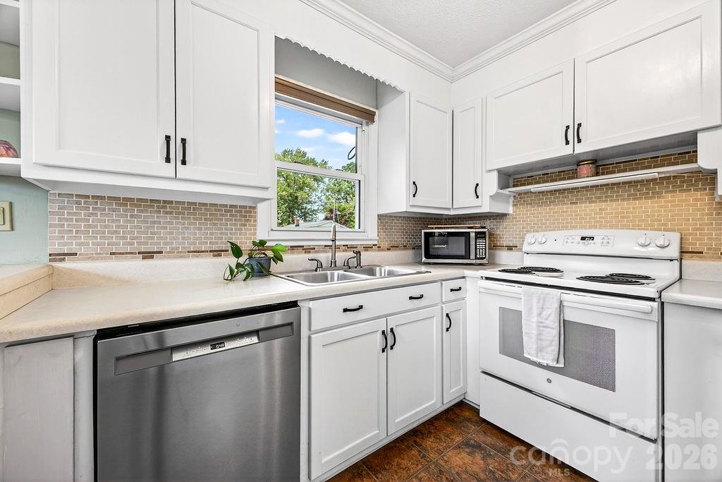 204 Oak Grove Road — East Flat Rock