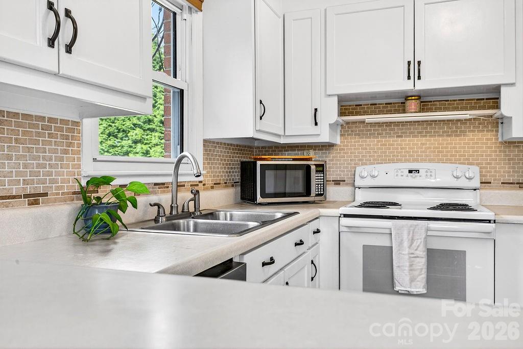 204 Oak Grove Road — East Flat Rock