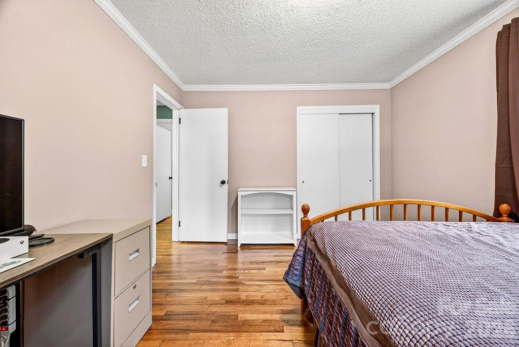 204 Oak Grove Road — East Flat Rock