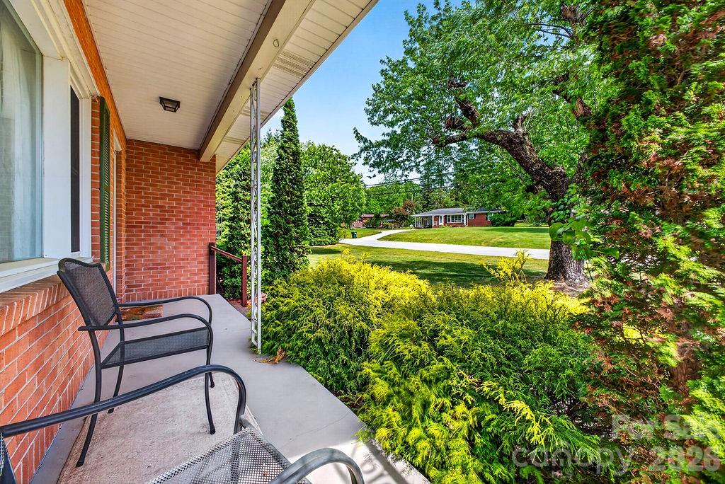204 Oak Grove Road — East Flat Rock