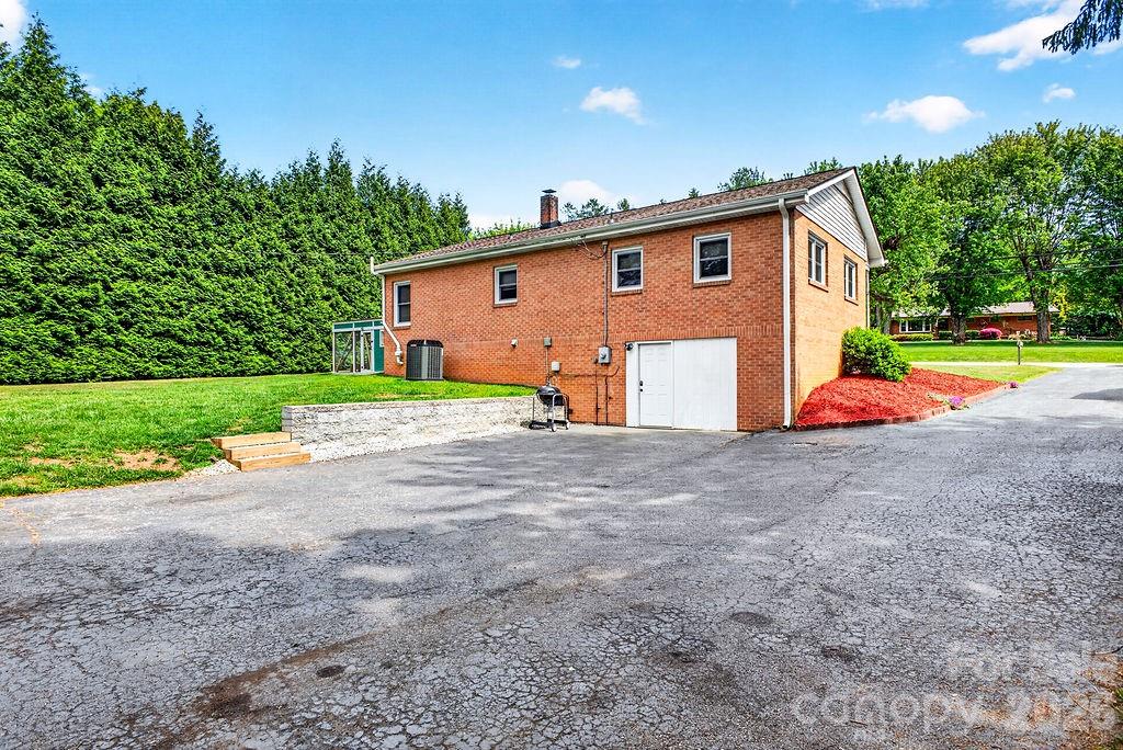 204 Oak Grove Road — East Flat Rock