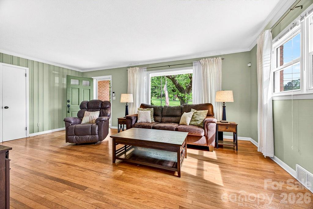204 Oak Grove Road — East Flat Rock