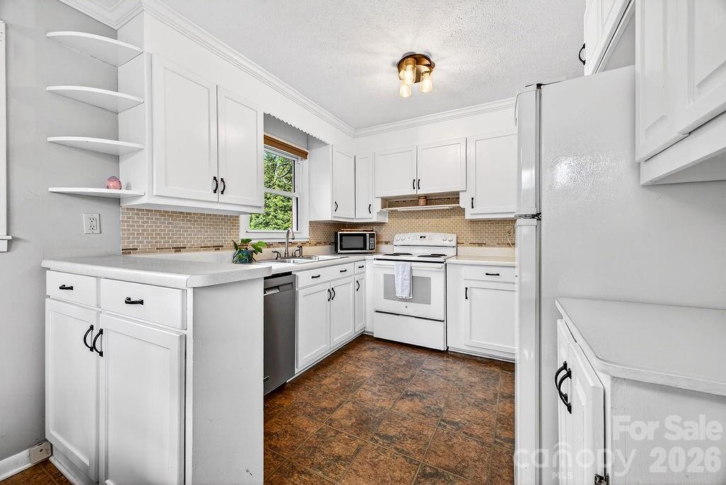 204 Oak Grove Road — East Flat Rock