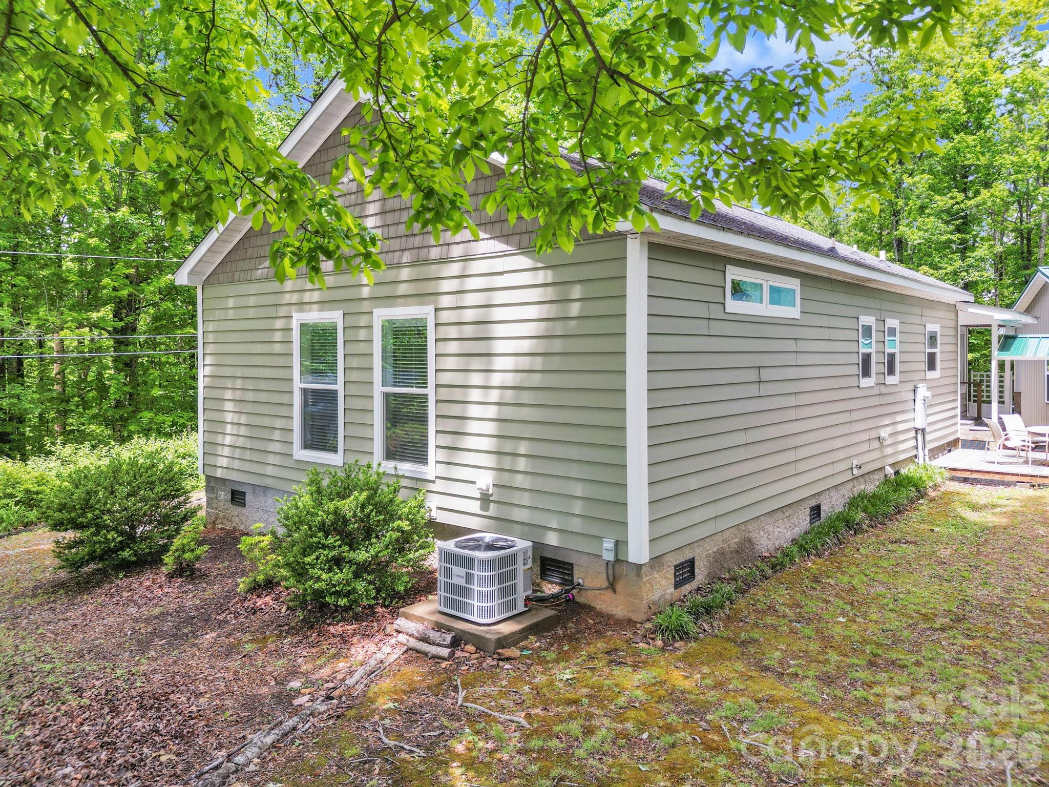 189 Friendly Circle — Saluda