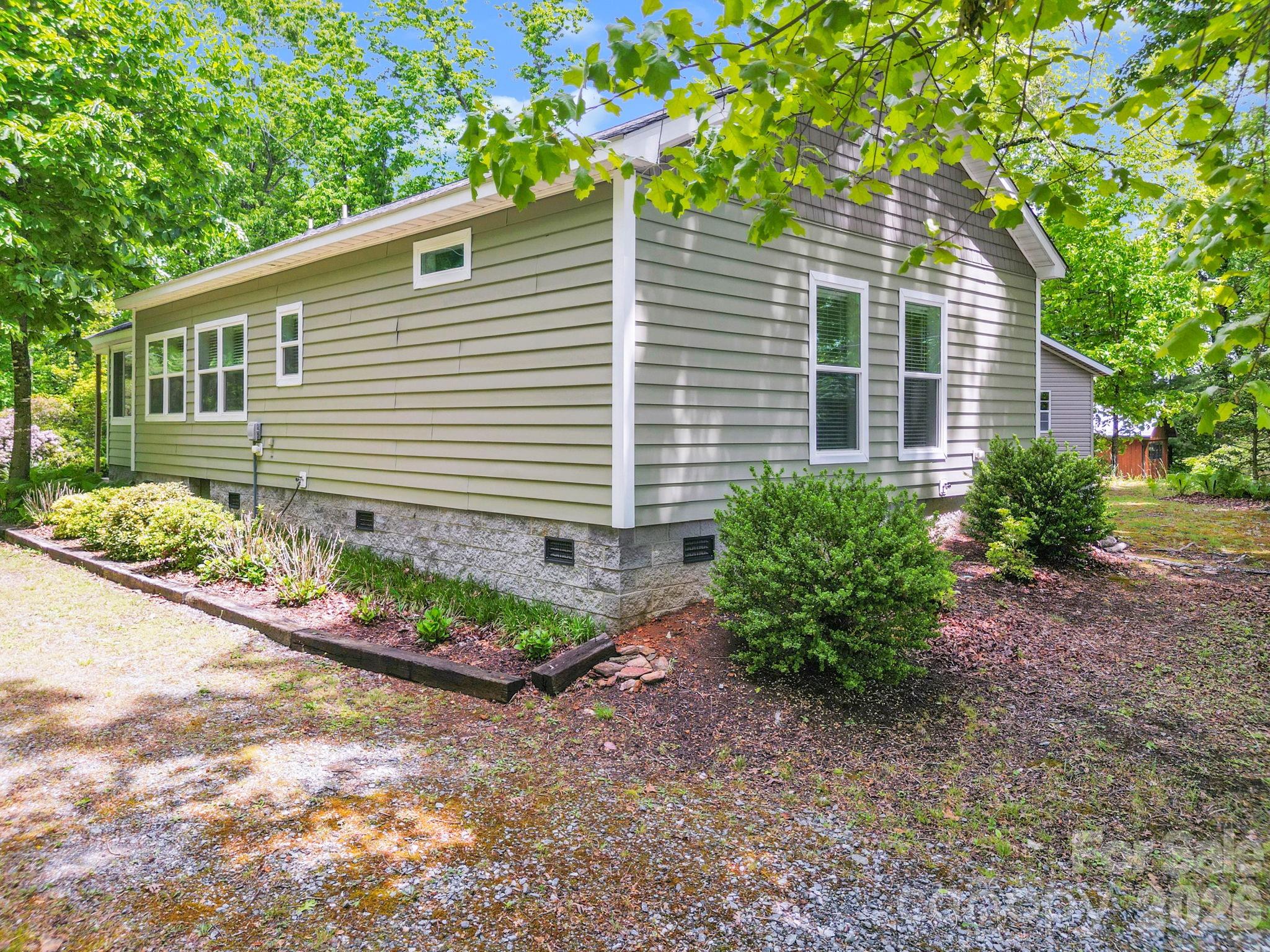 189 Friendly Circle — Saluda