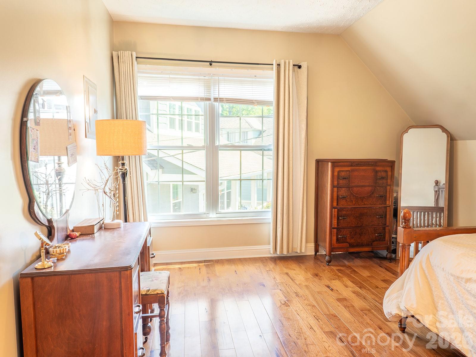 206 Courtland Place — Asheville