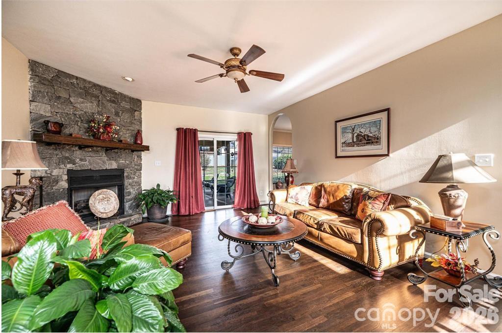 3992 Brickfield Street — Hickory