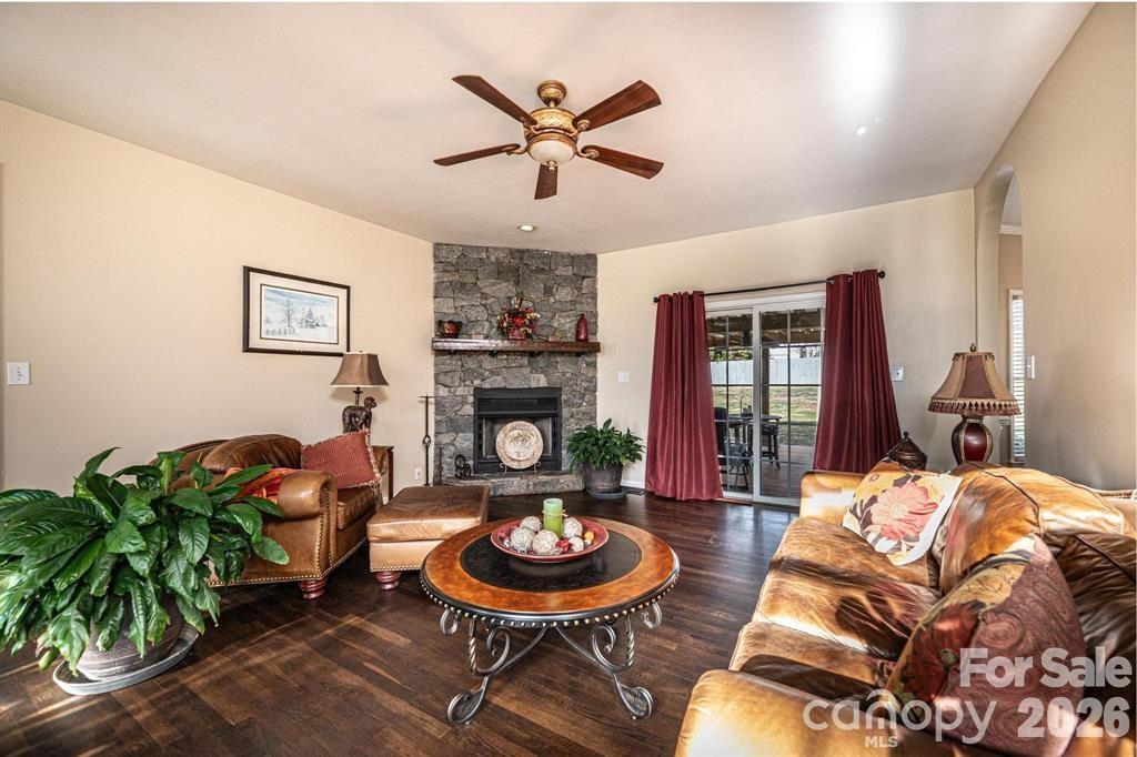 3992 Brickfield Street — Hickory