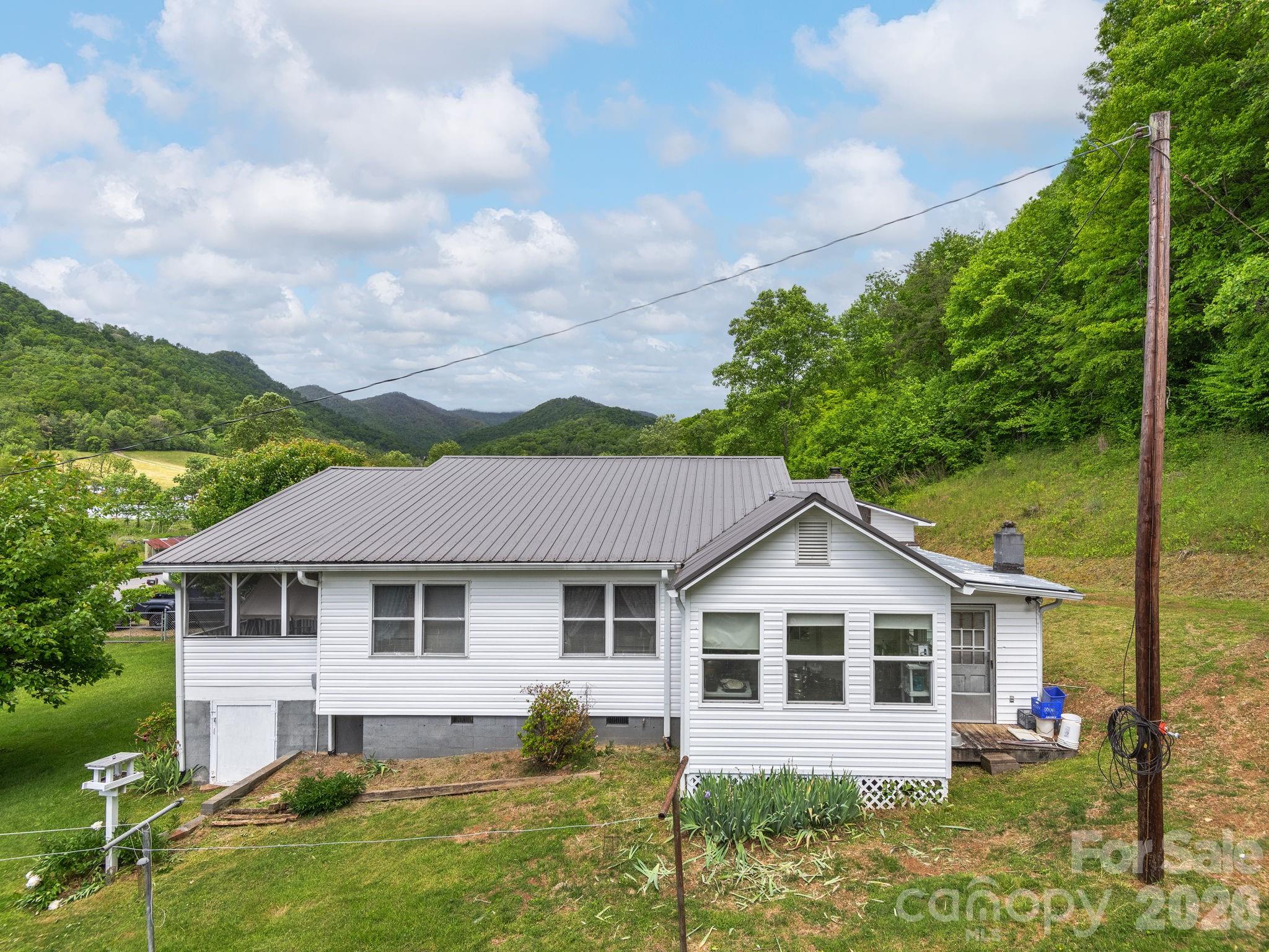 379 N Fork Road — Barnardsville