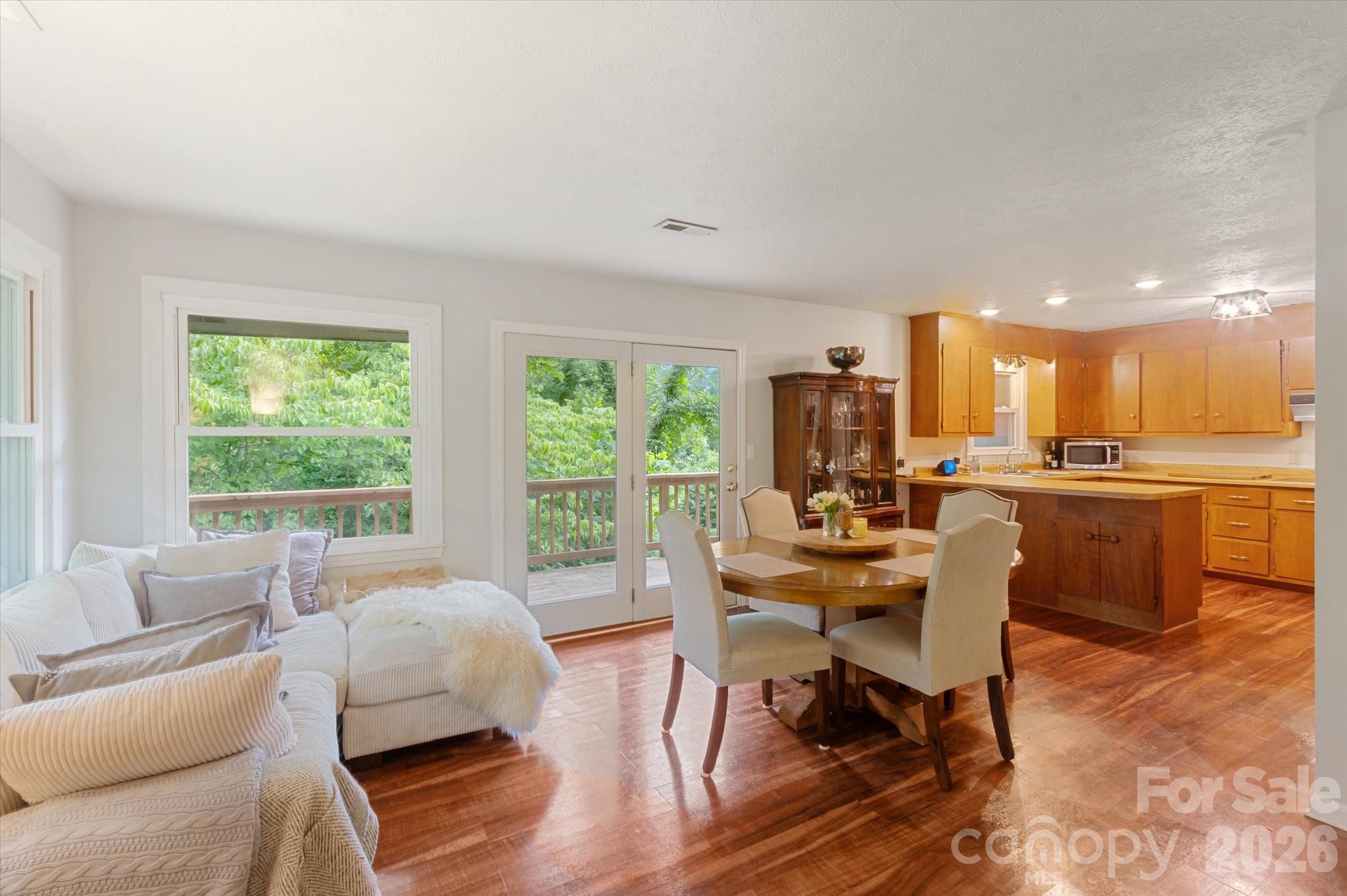 132 E Whisperwood Circle — Hendersonville