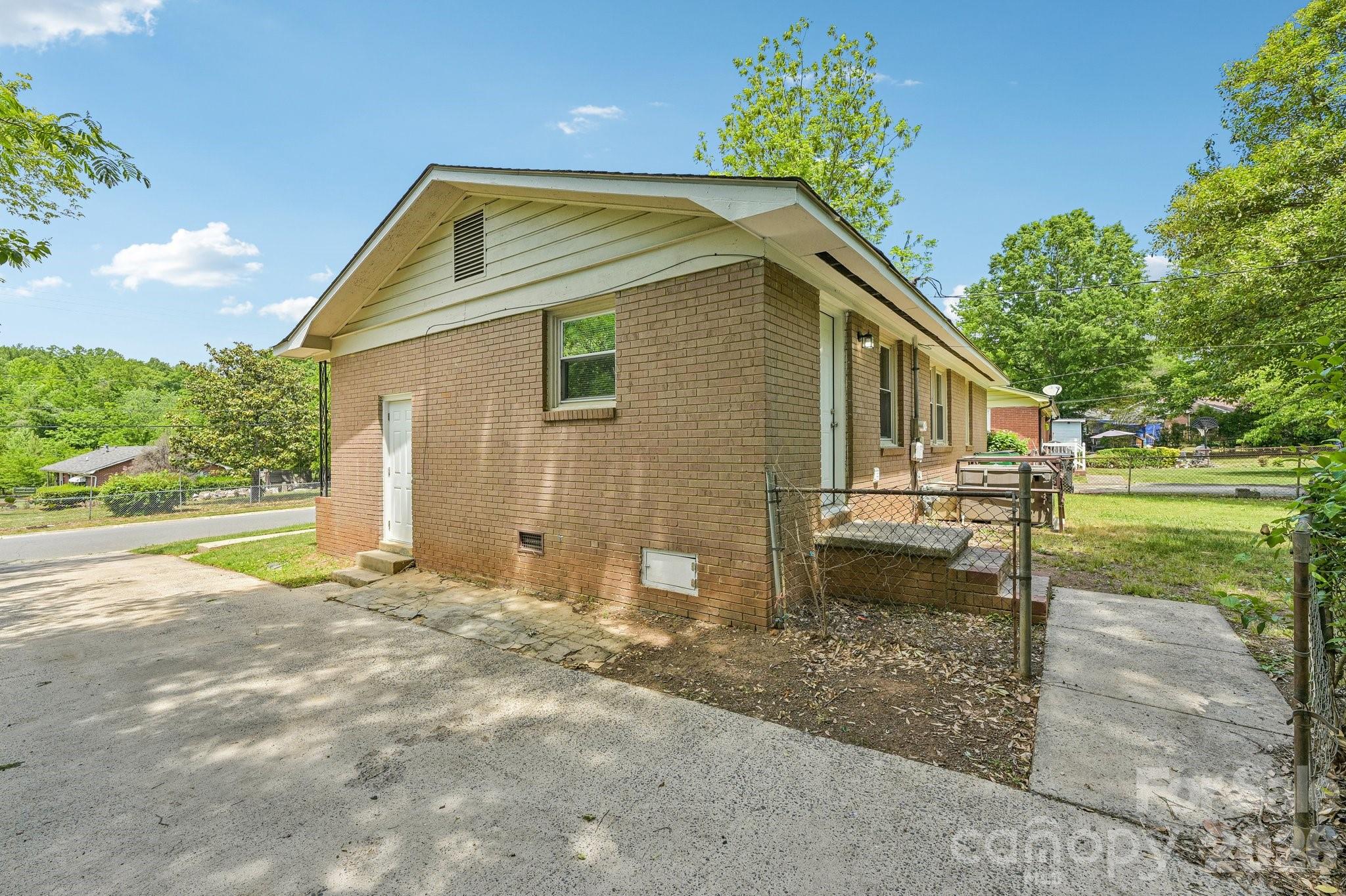 3935 Crestridge Drive — Charlotte