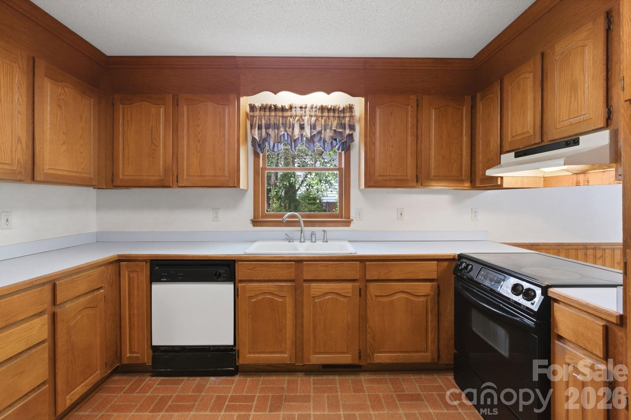4804 Elmhurst Drive NE — Hickory