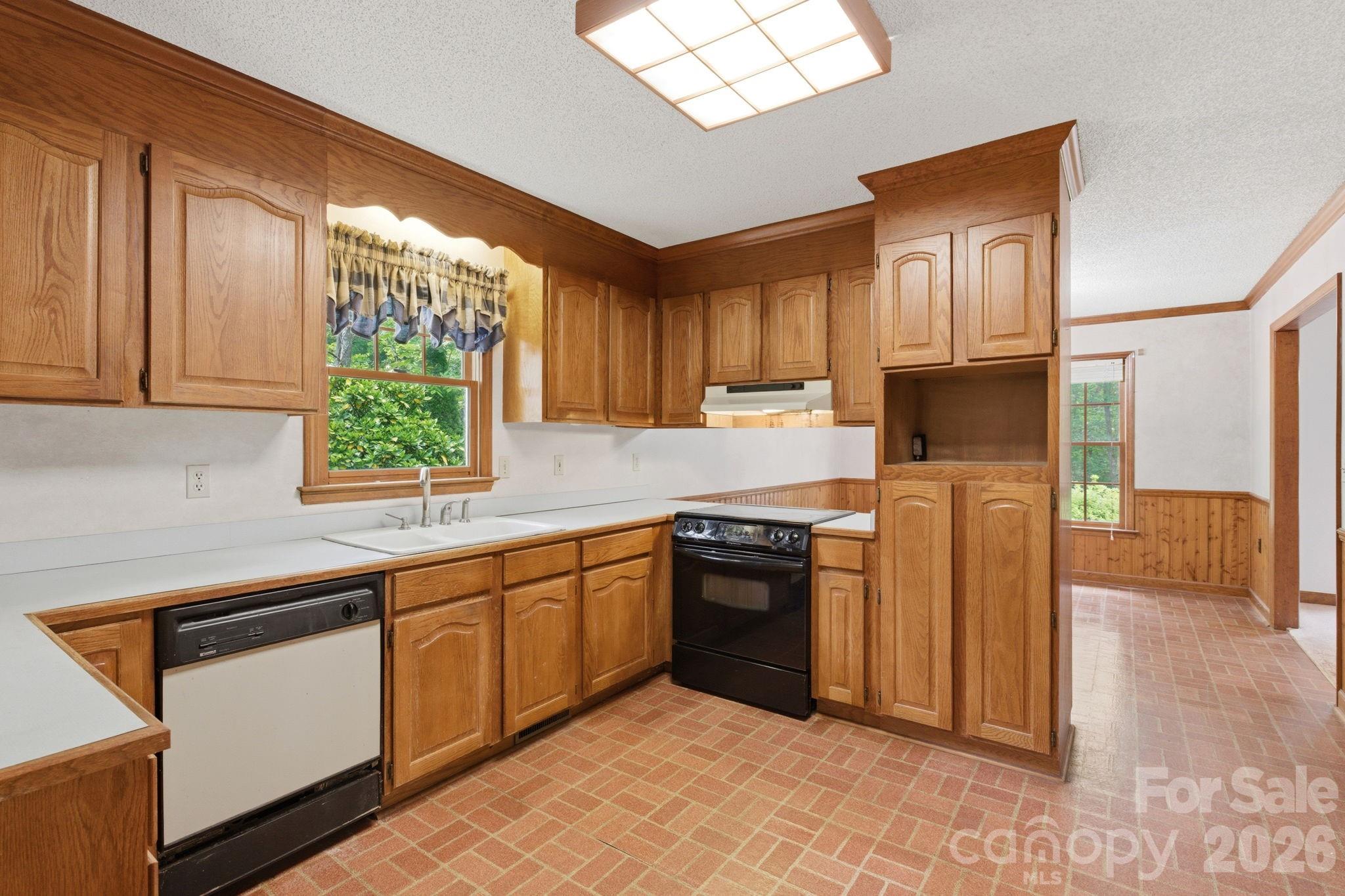 4804 Elmhurst Drive NE — Hickory