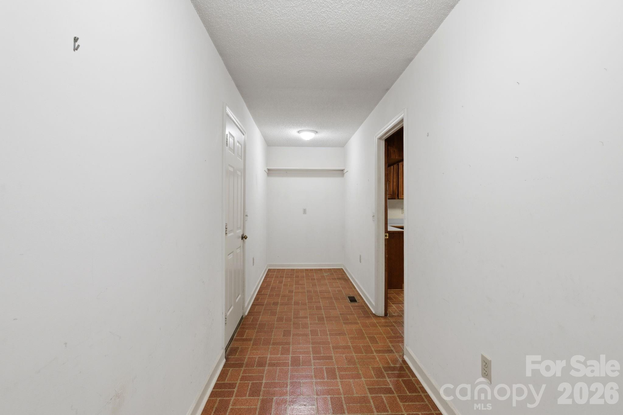 4804 Elmhurst Drive NE — Hickory