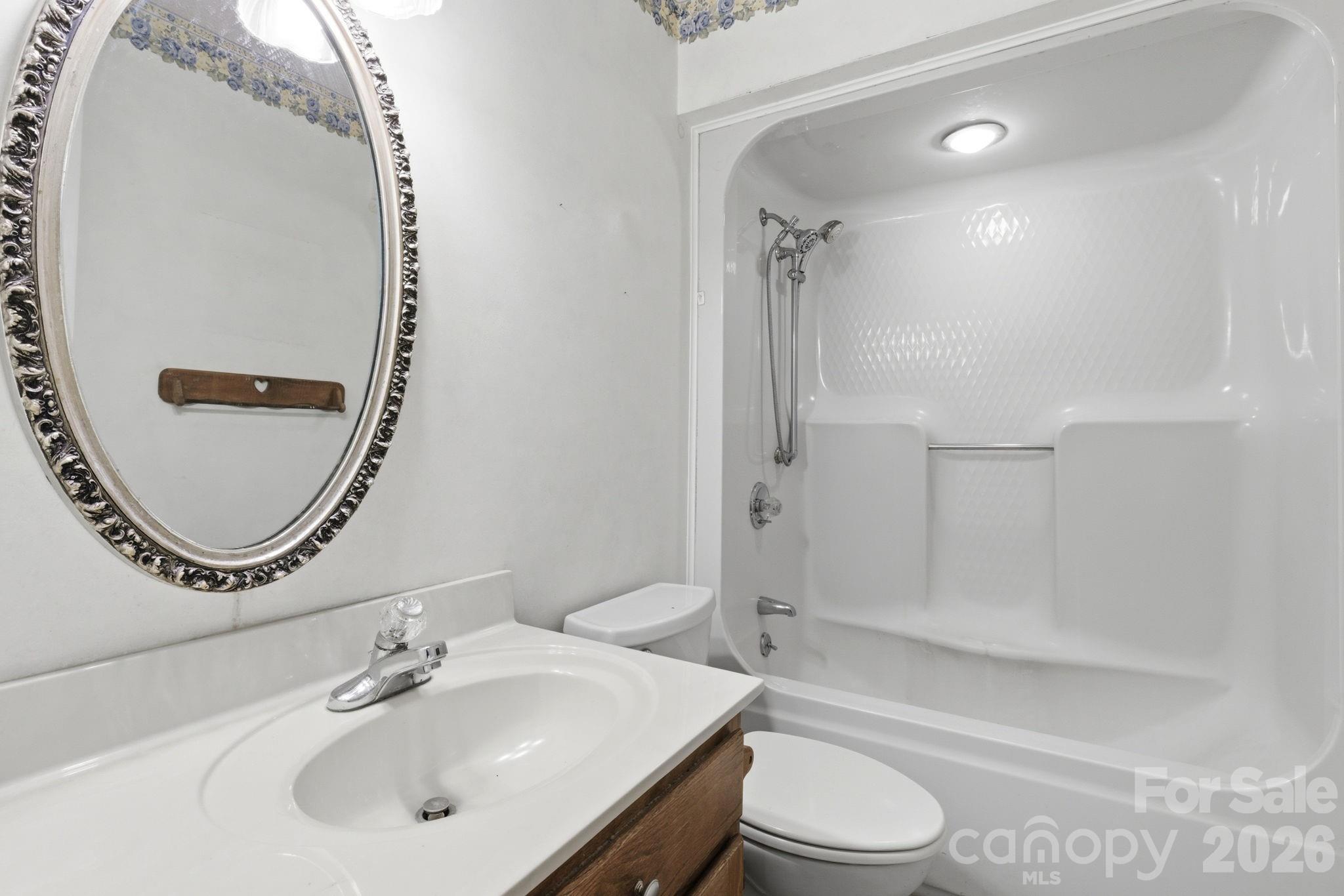 4804 Elmhurst Drive NE — Hickory