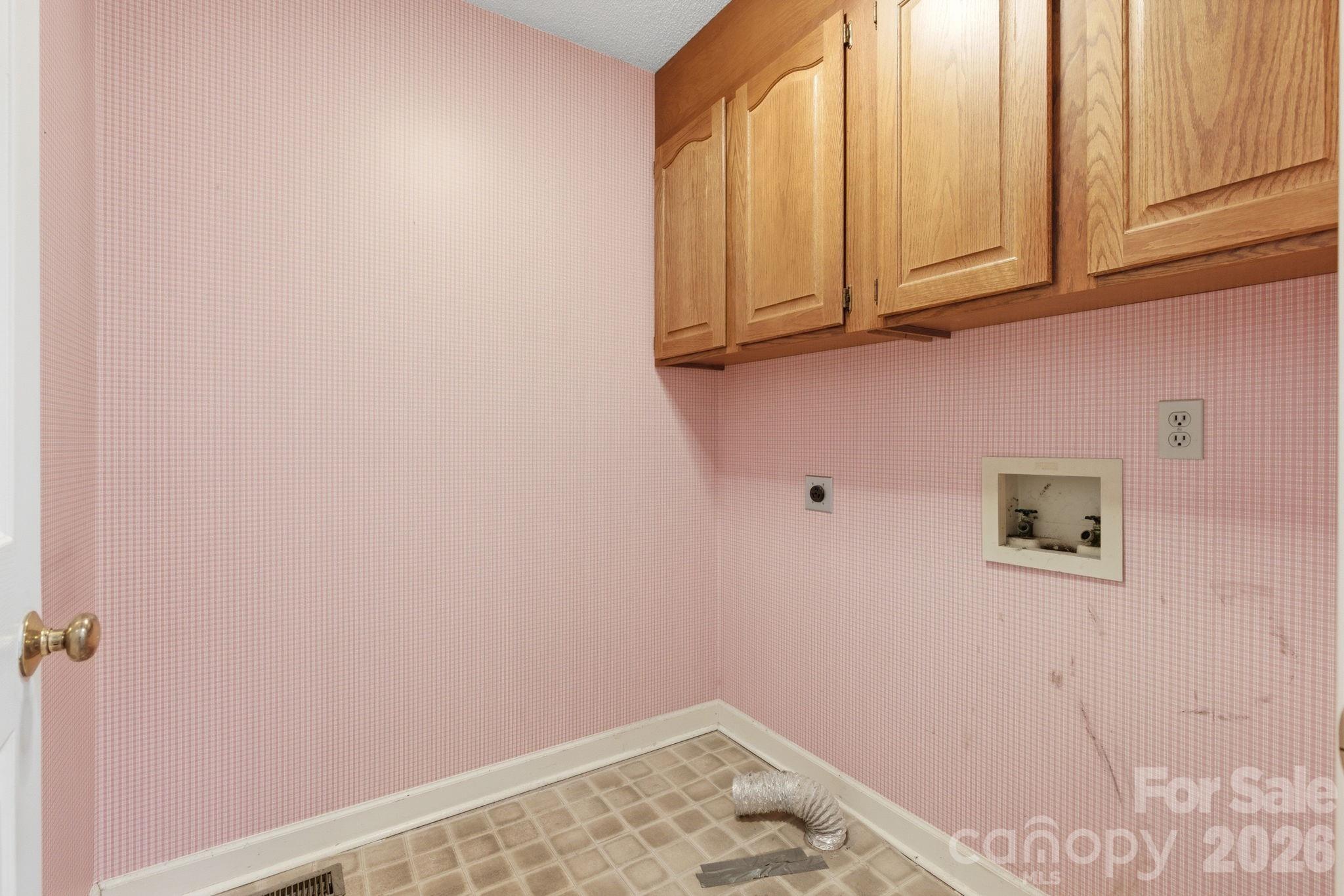 4804 Elmhurst Drive NE — Hickory
