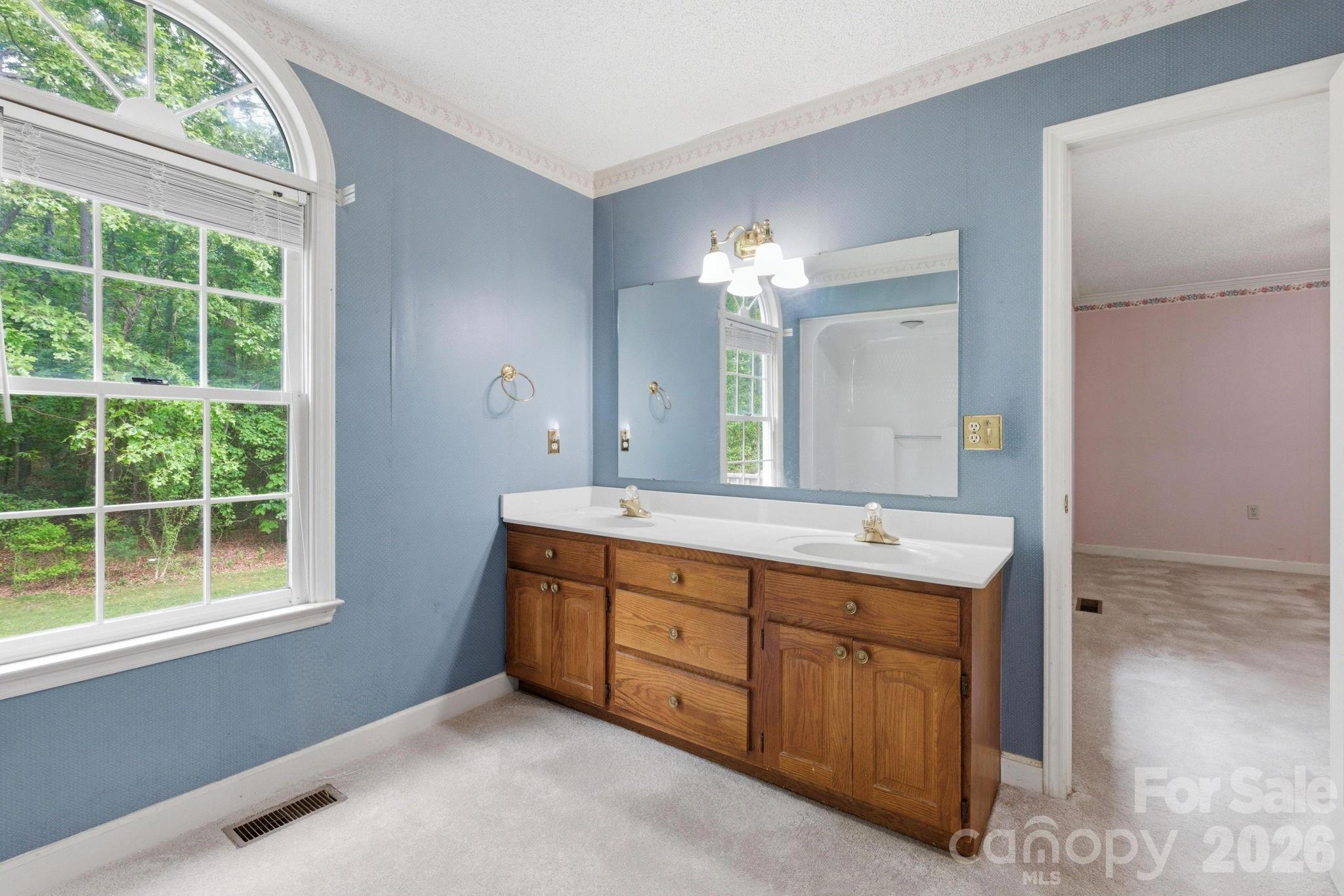 4804 Elmhurst Drive NE — Hickory