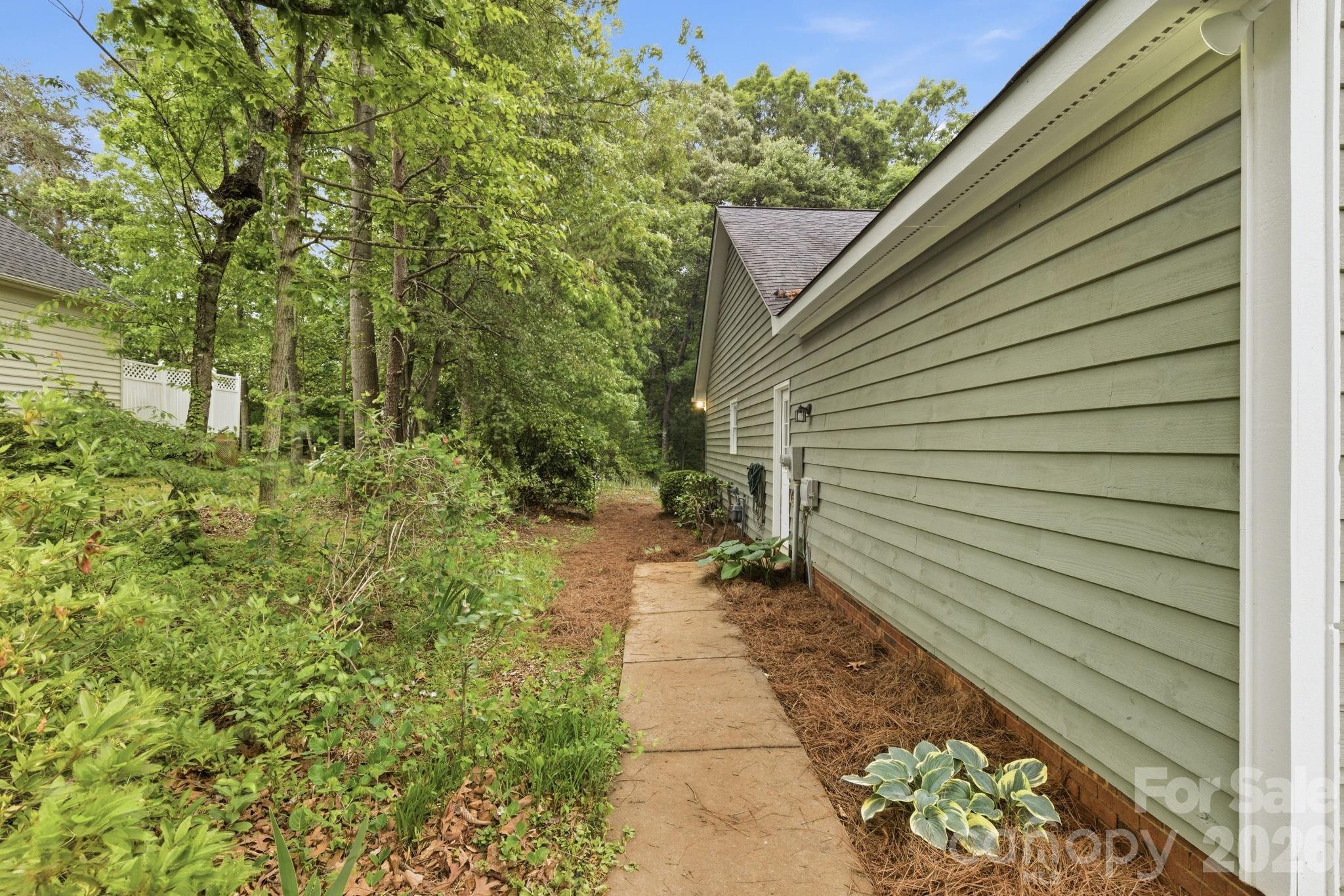 4804 Elmhurst Drive NE — Hickory