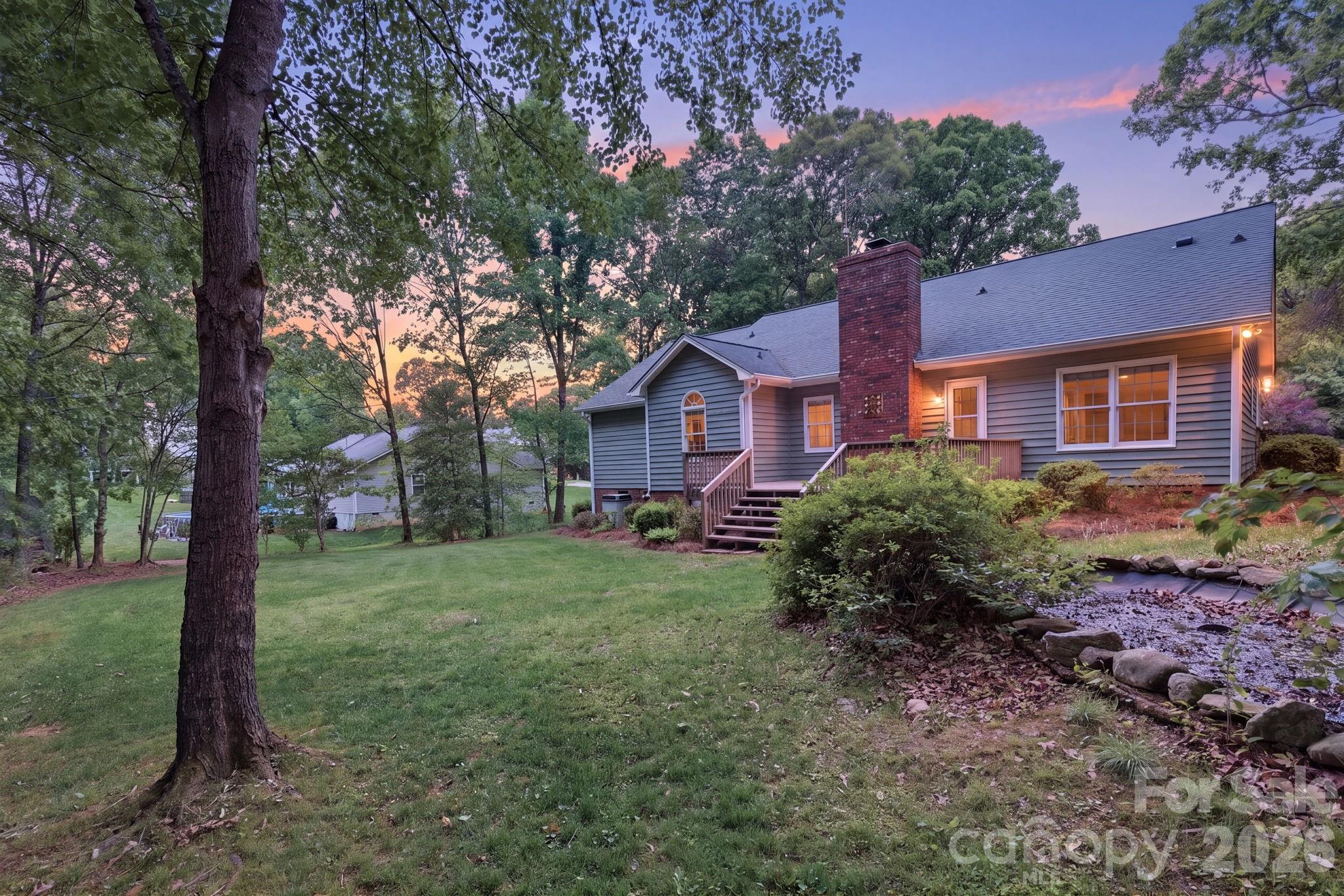 4804 Elmhurst Drive NE — Hickory