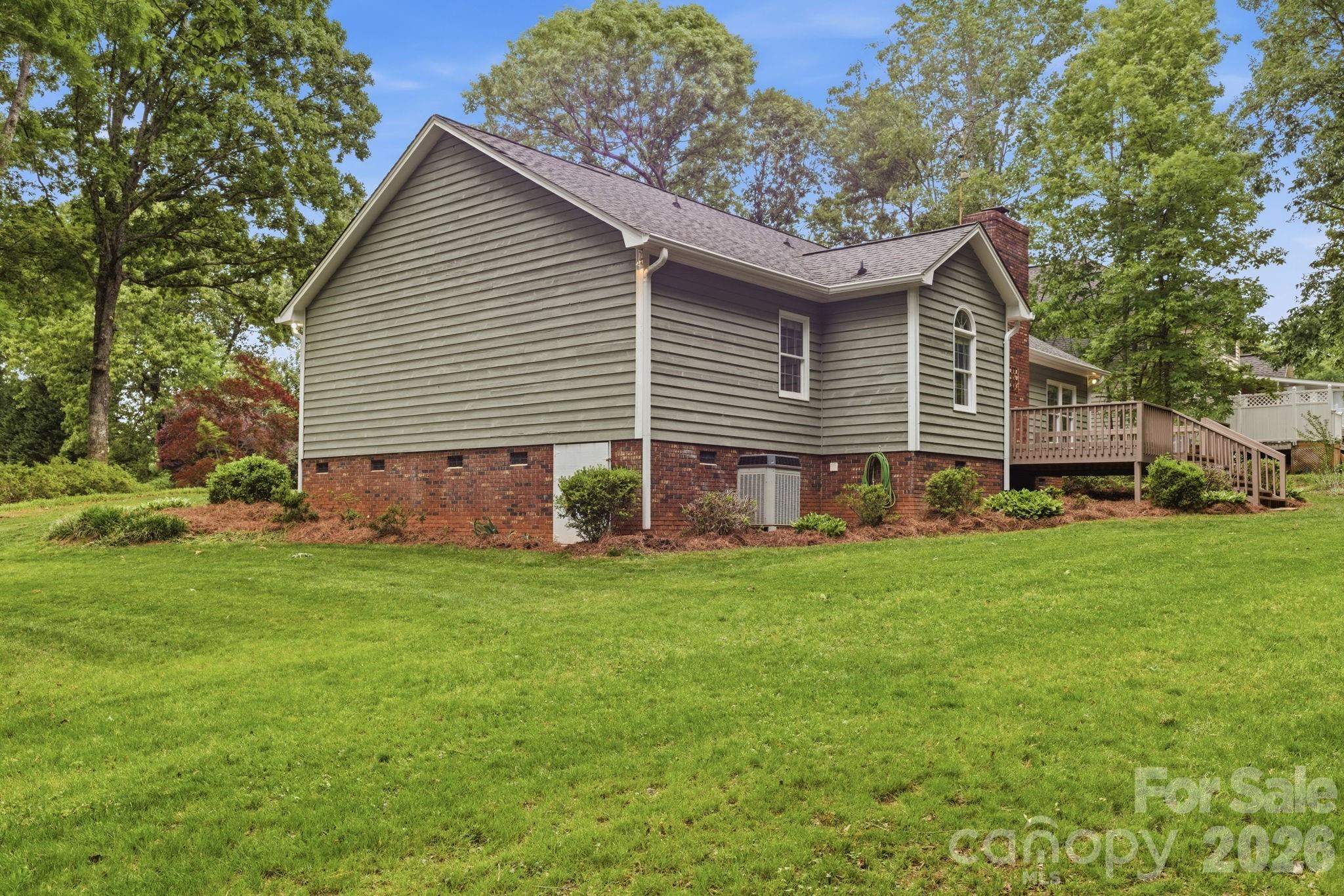 4804 Elmhurst Drive NE — Hickory